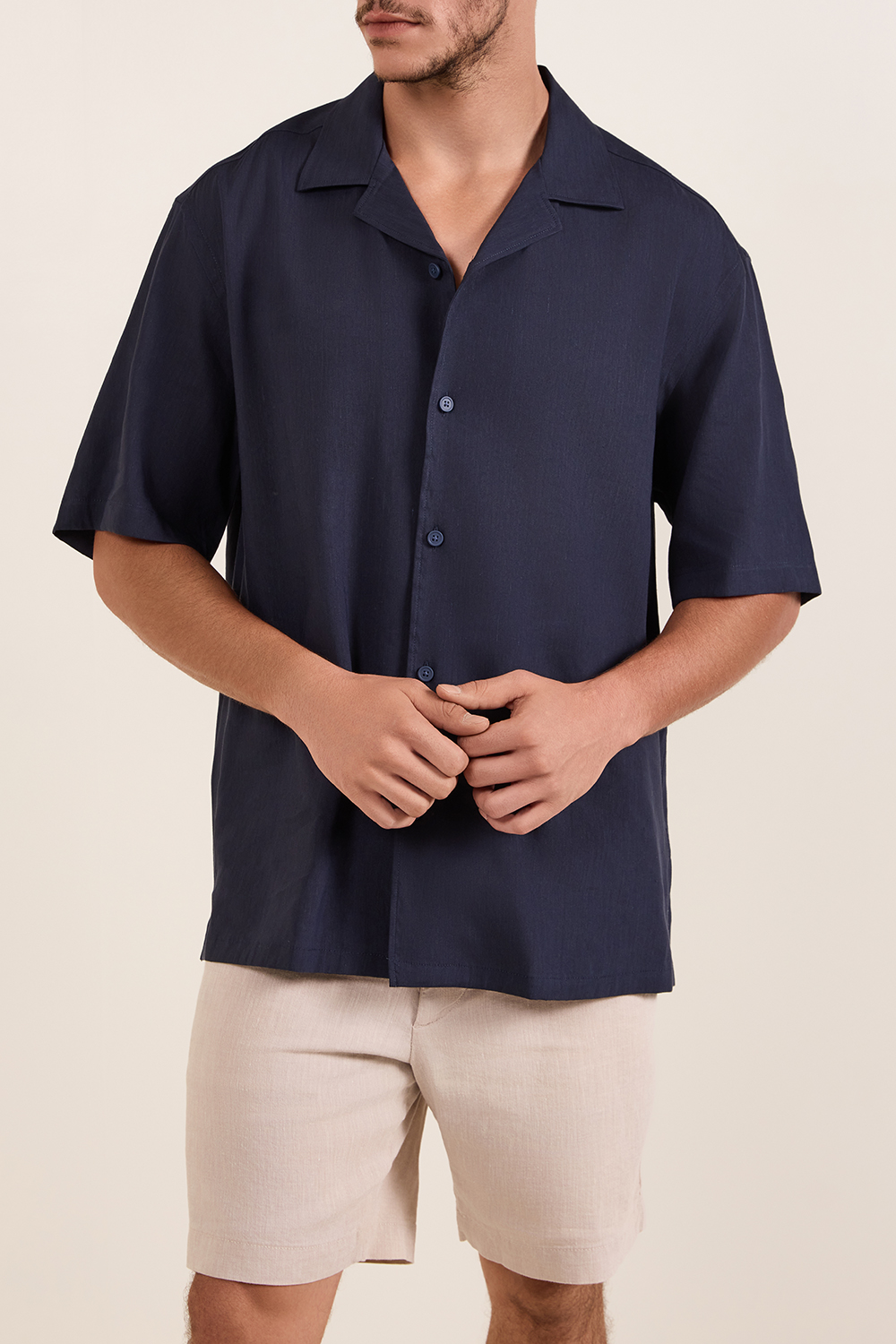 תמונת דוגמן קידמית של חולצת כפתורים