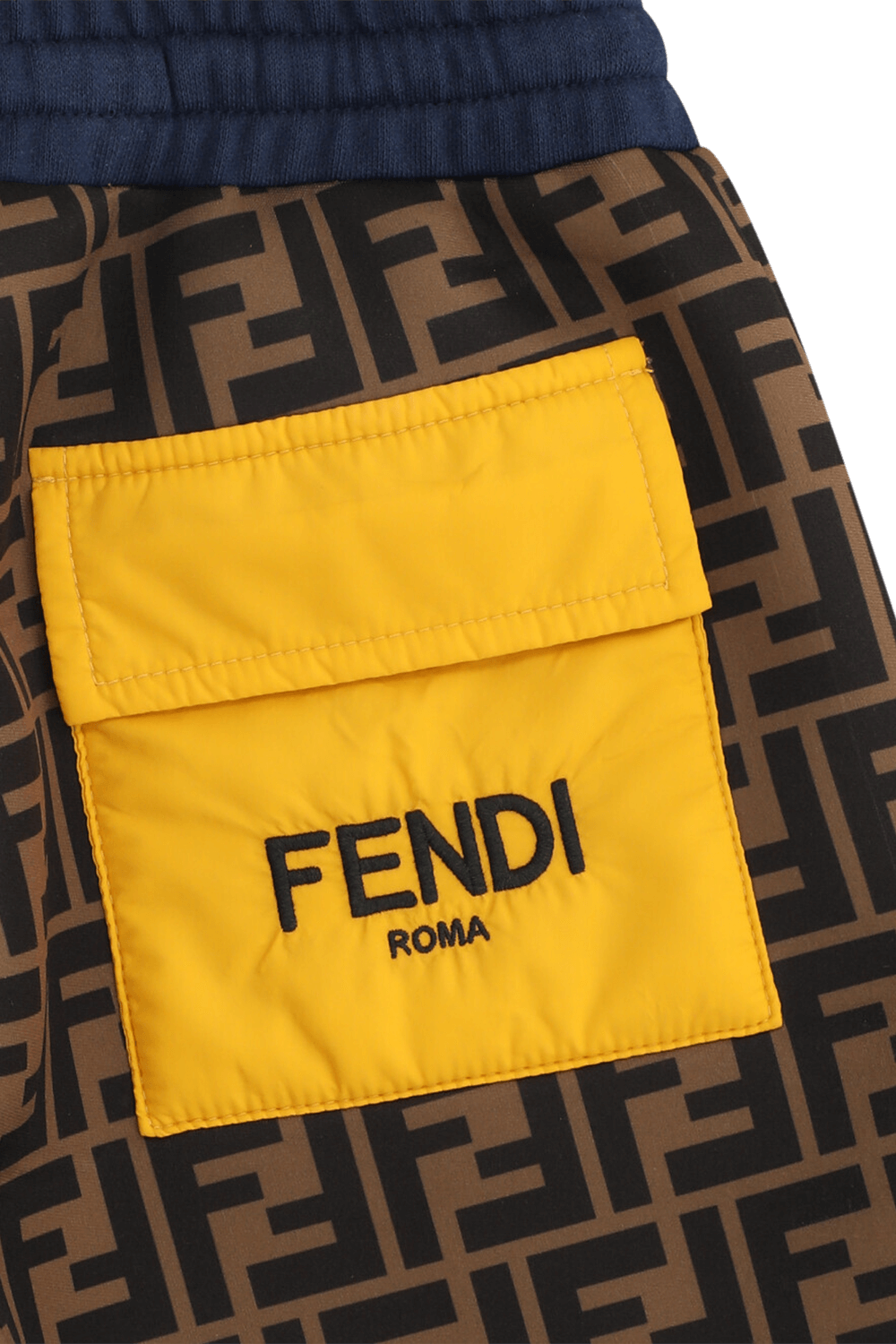 תמונת תקריב של מכנסי ברמודה - גילאי 3-6 שנים