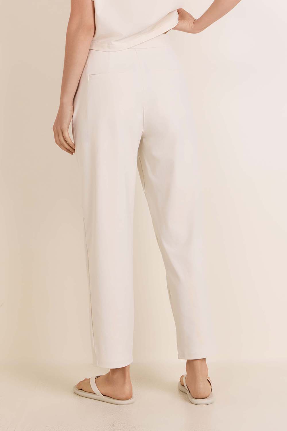 תמונת דוגמן אחורית של Daydrift High-Rise Tapered Trouser *Regular