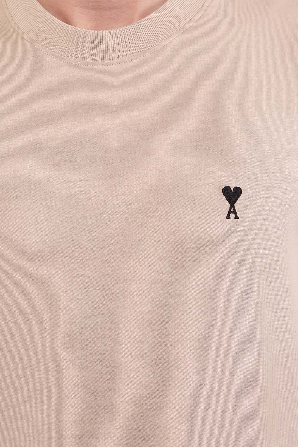 תמונת תקריב דוגמן של חולצת טי