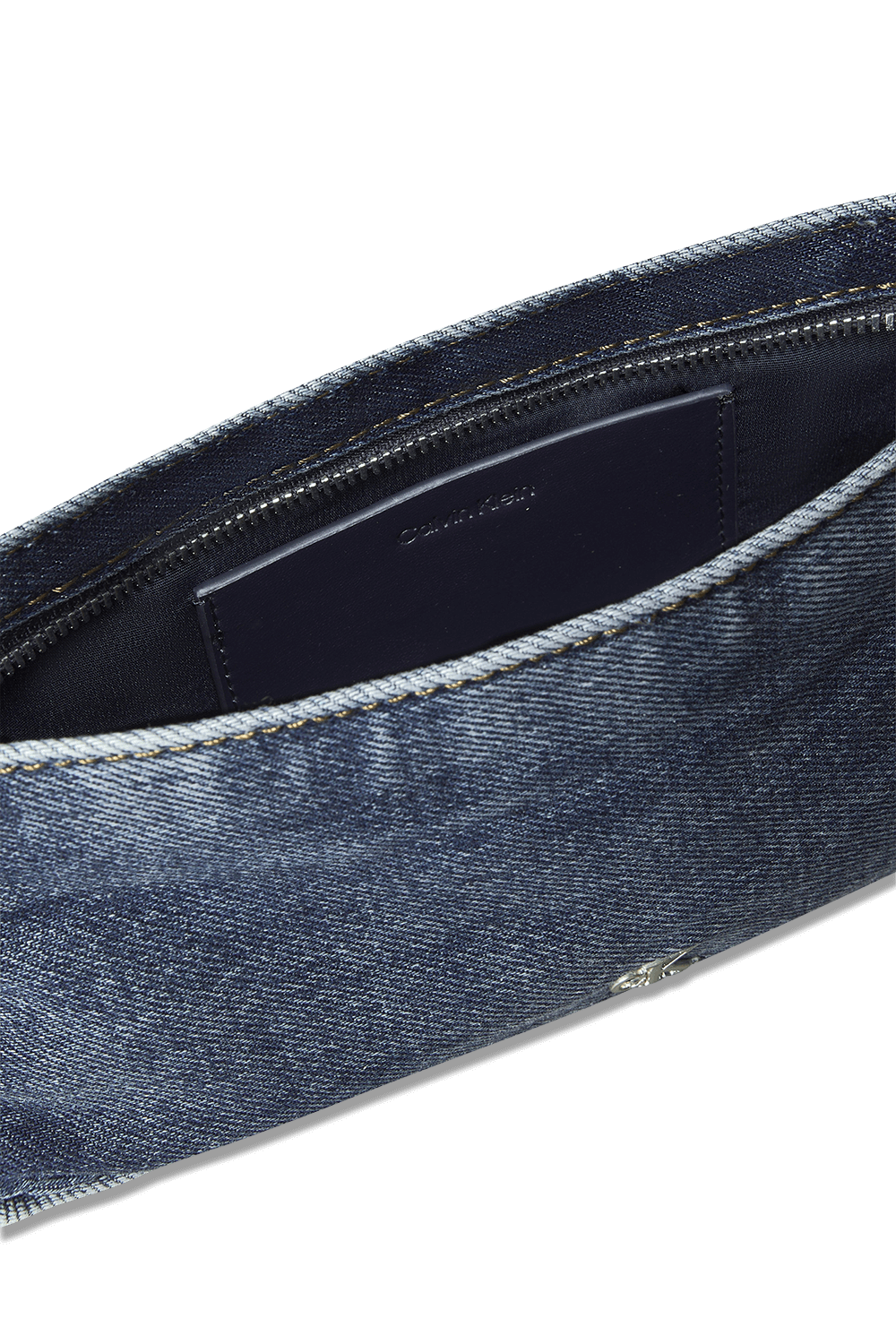 תמונת תקריב של תיק כתף ג'ינס