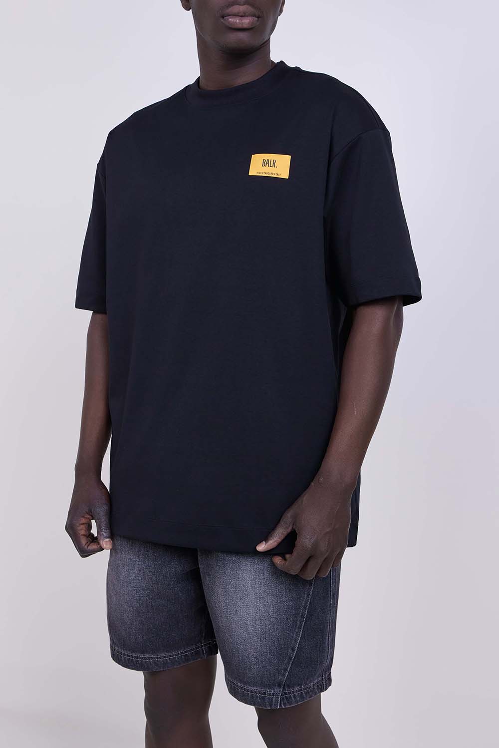 תמונת דוגמן קידמית של חולצת טי אוברסייז