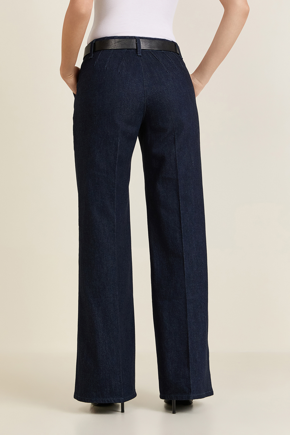 תמונת דוגמן אחורית של מכנסי ג'ינס בגזרה מתרחבת