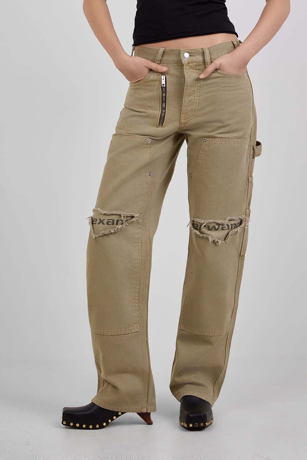 תמונת דוגמן קידמית של מכנסיים בגזרה רחבה