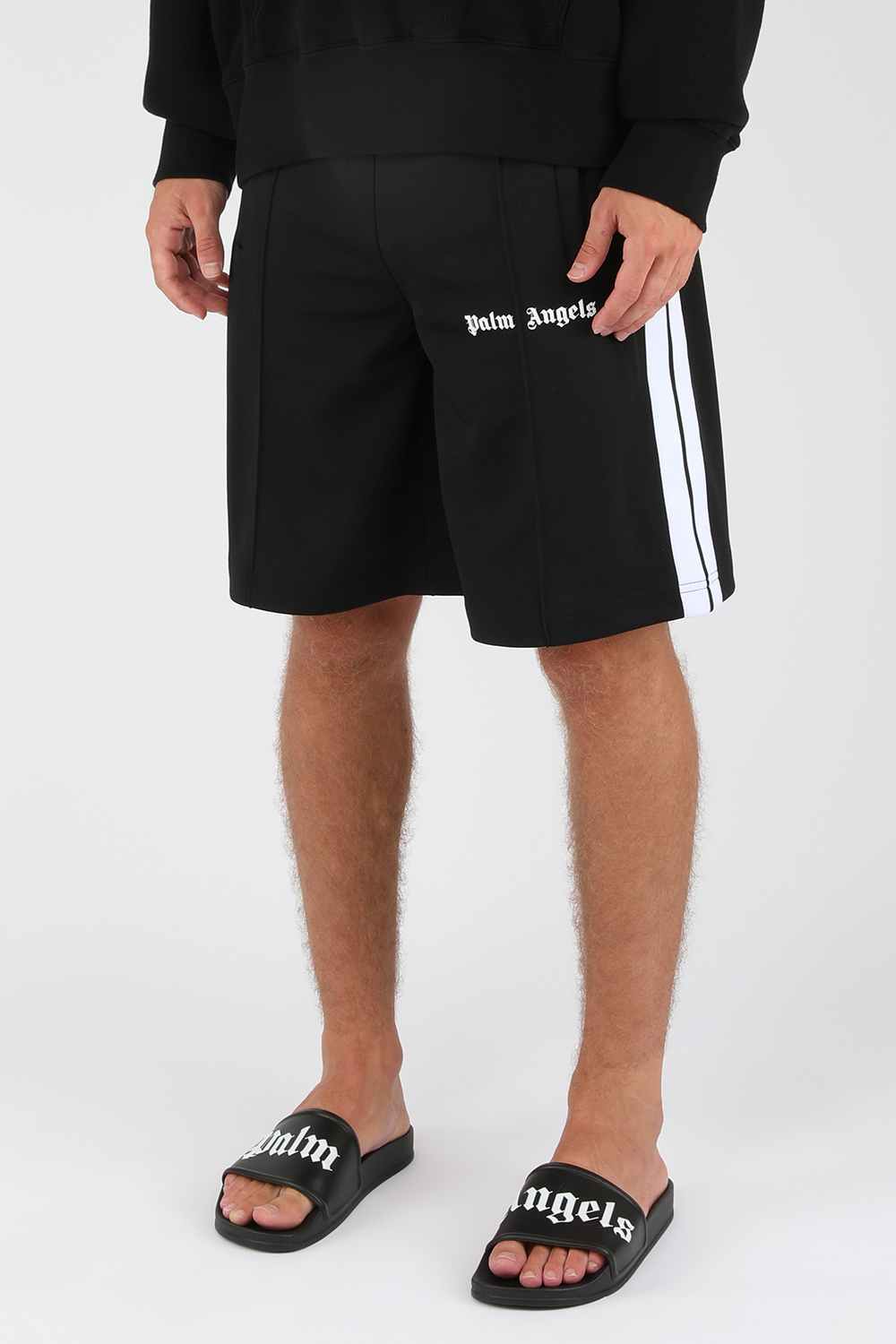 תמונת דוגמן קידמית של מכנסי טרנינג קצרים ושחורים