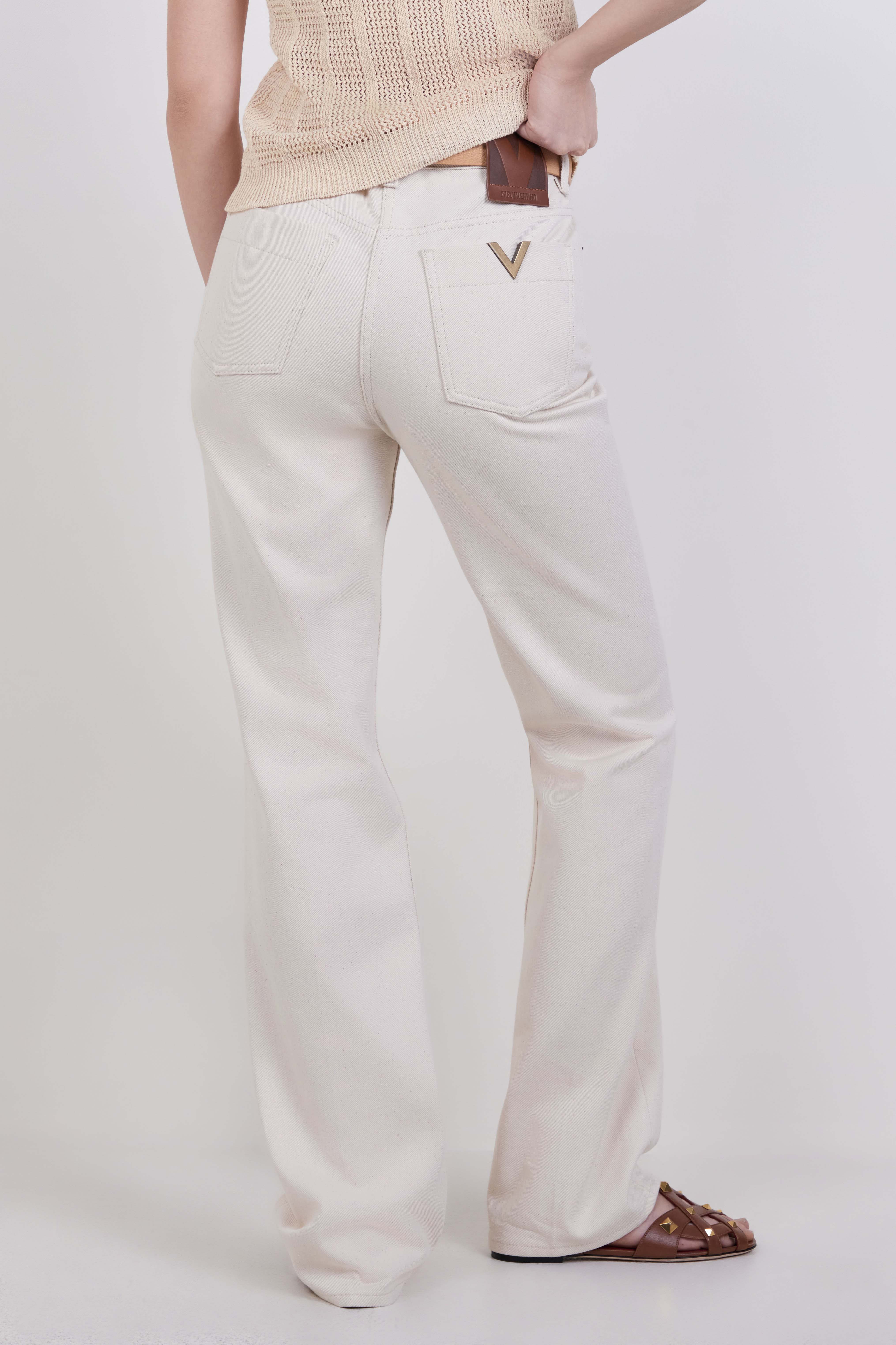 תמונת דוגמן אחורית של מכנסי ג'ינס בגזרה משוחררת