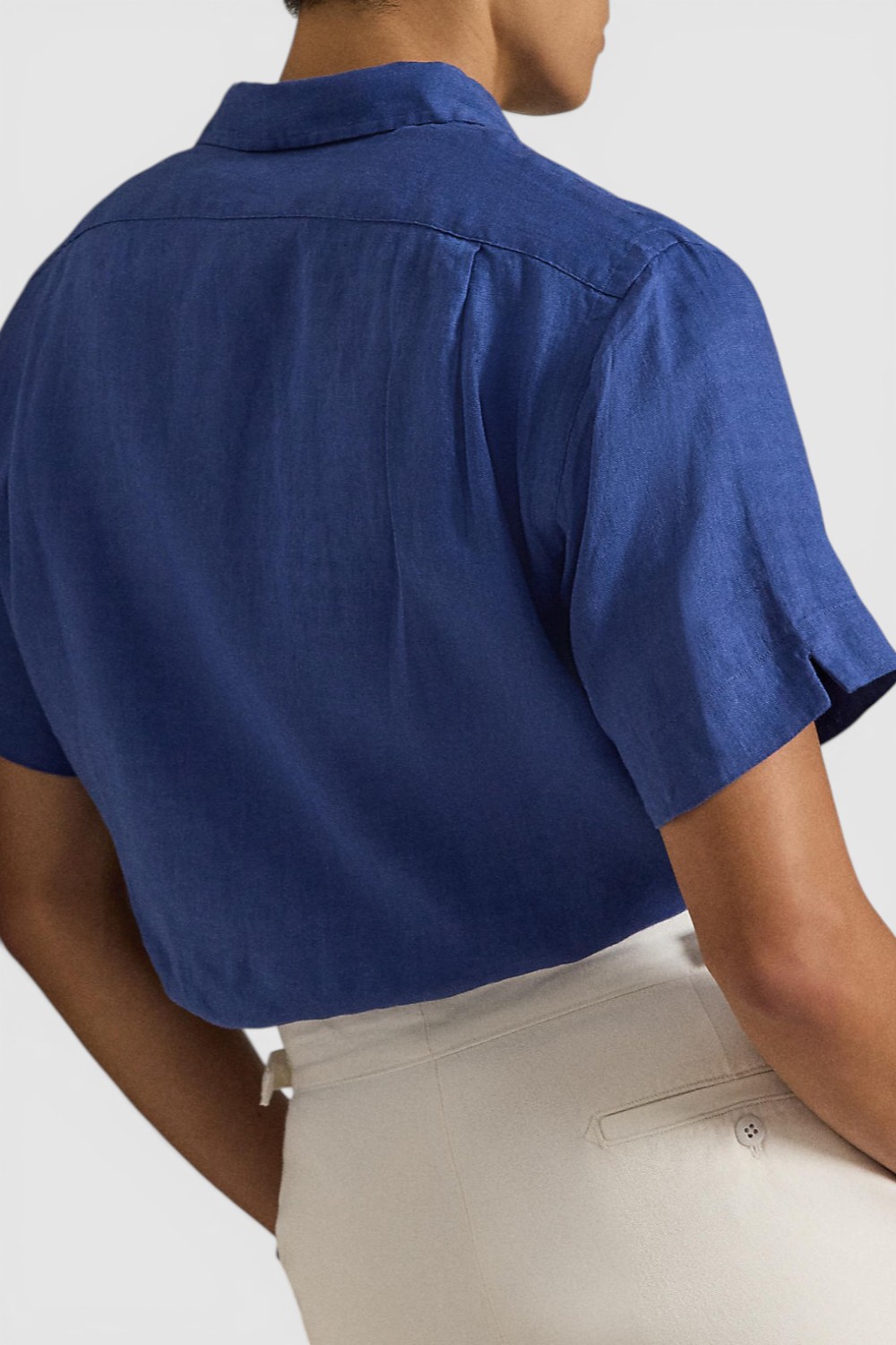 תמונת דוגמן אחורית של חולצה מכופתרת קצרה מפשתן