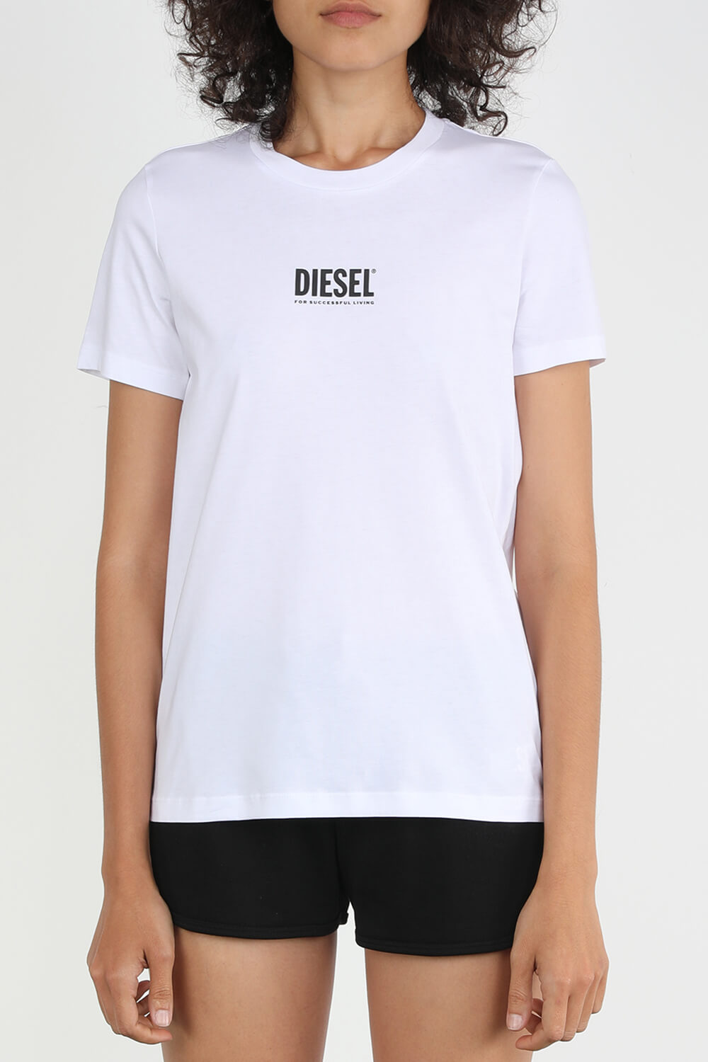 תמונת דוגמן קידמית של חולצת לוגו טי לבנה