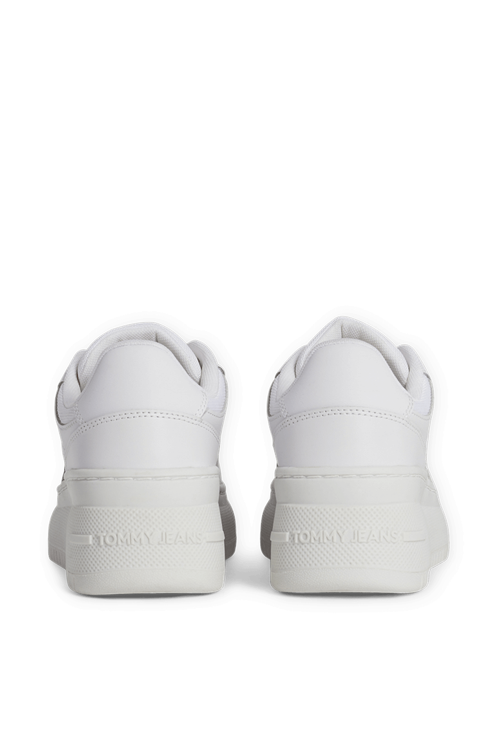 תמונת פנים של נעלי סניקרס באסקט פלטפורמה