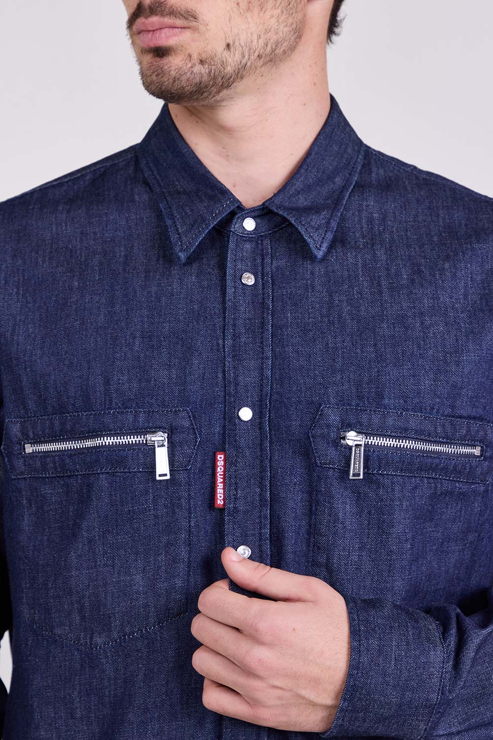 תמונת תקריב דוגמן של חולצת ג'ינס מכופתרת