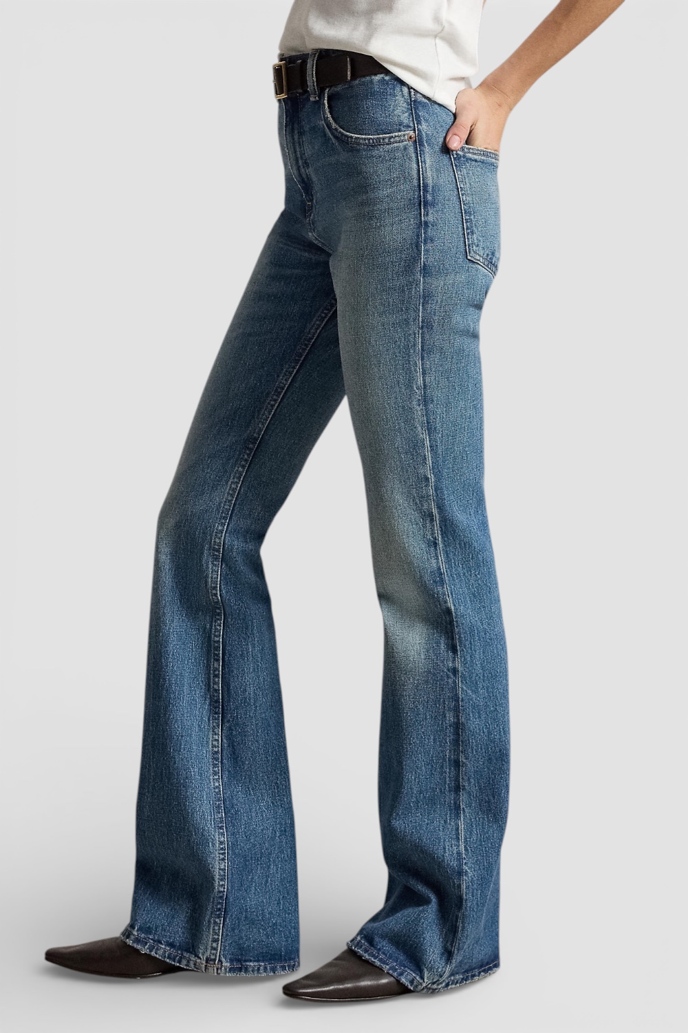 תמונת דוגמן קידמית של מכנסי ג'ינס בגזרה מתרחבת