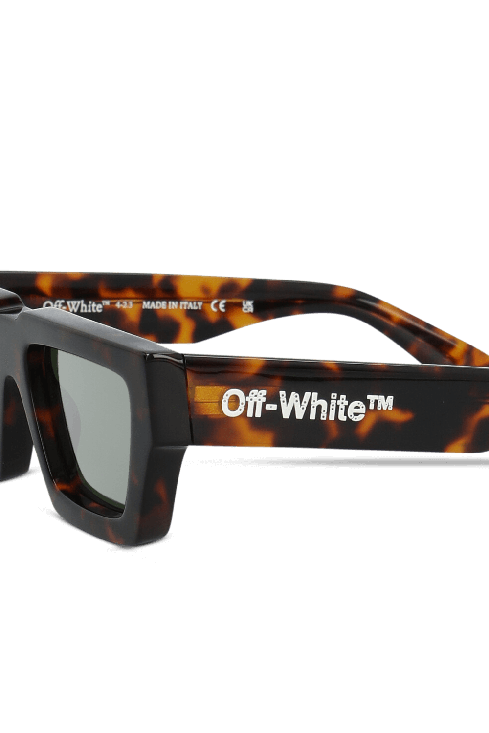 תמונת תקריב של משקפי שמש מנצ'סטר