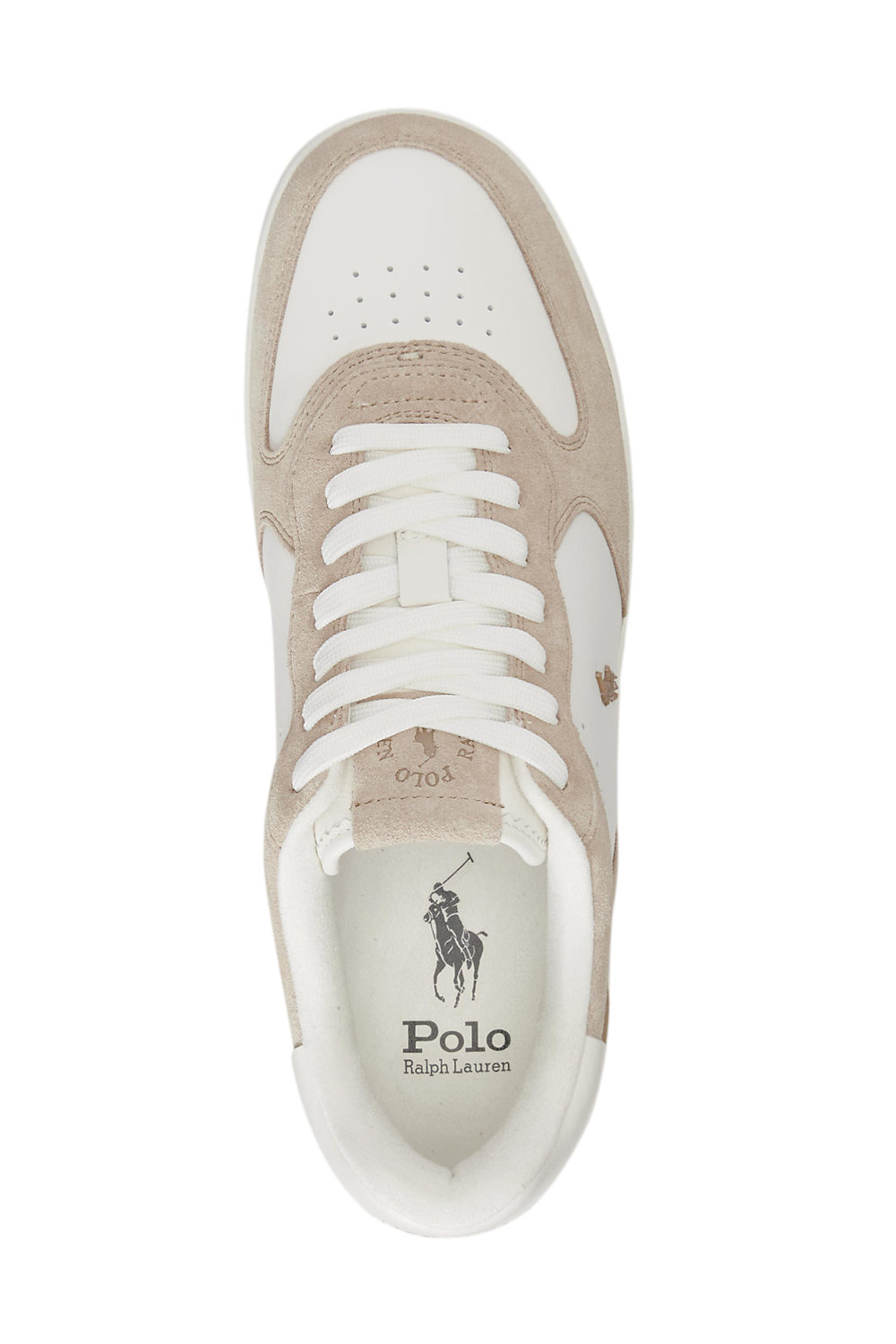 תמונת תקריב של נעלי סניקרס