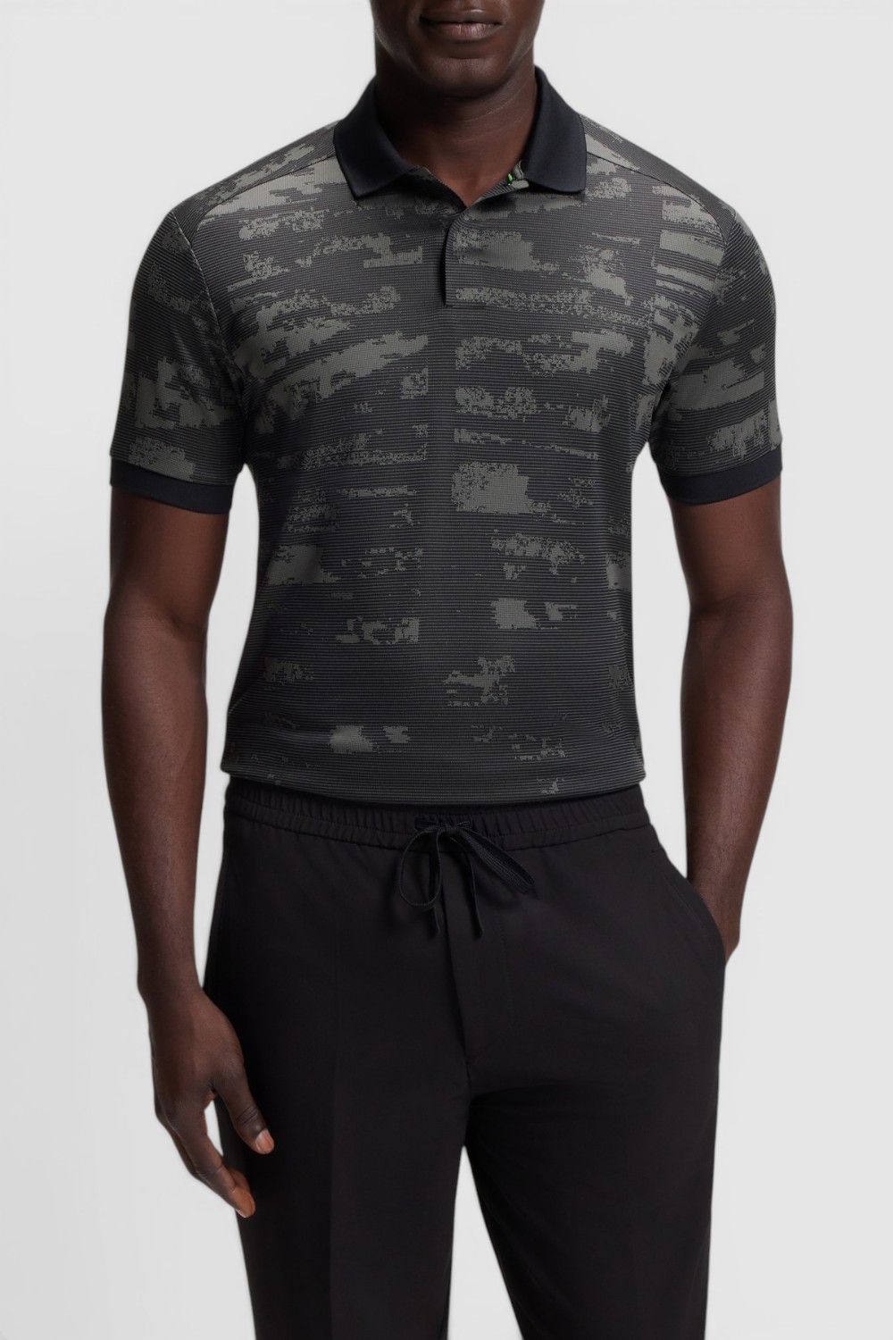 תמונת דוגמן קידמית של חולצת פולו בגזרה ישרה