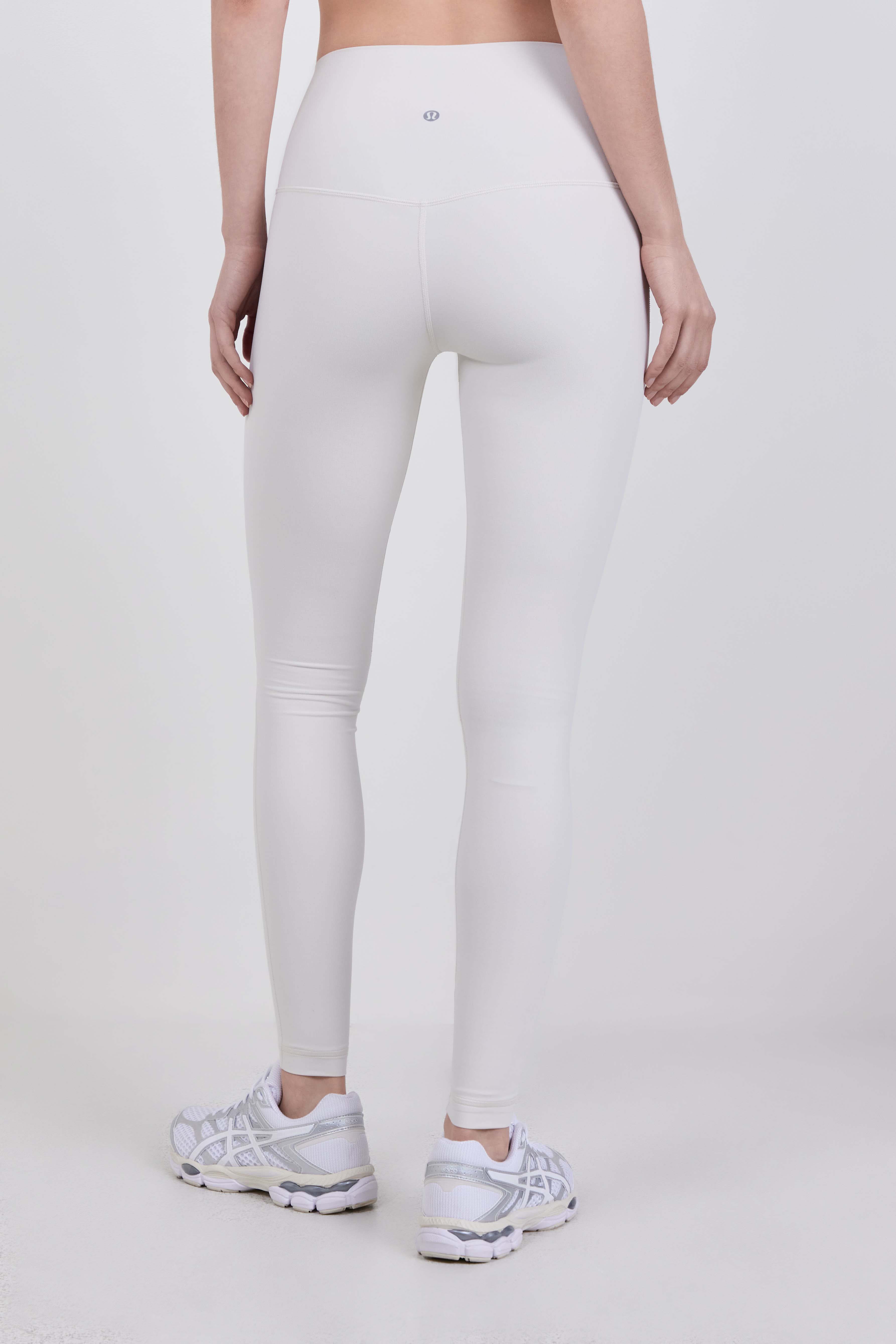 תמונת דוגמן אחורית של lululemon Align&trade; High-Rise Pant 28''