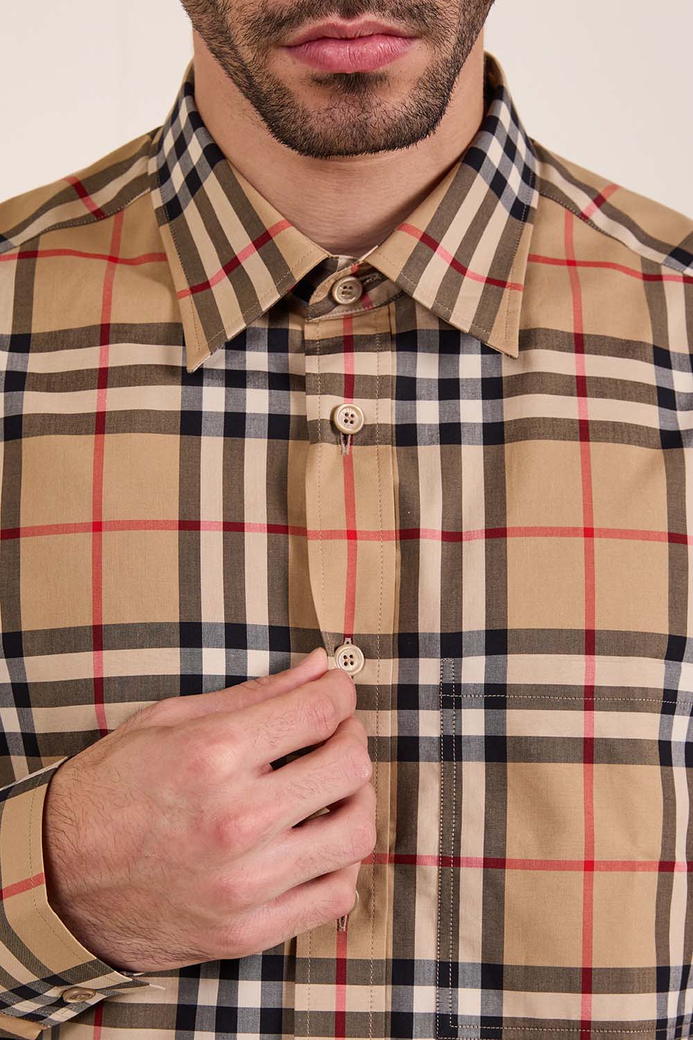 תמונת תקריב דוגמן של חולצת כפתורים