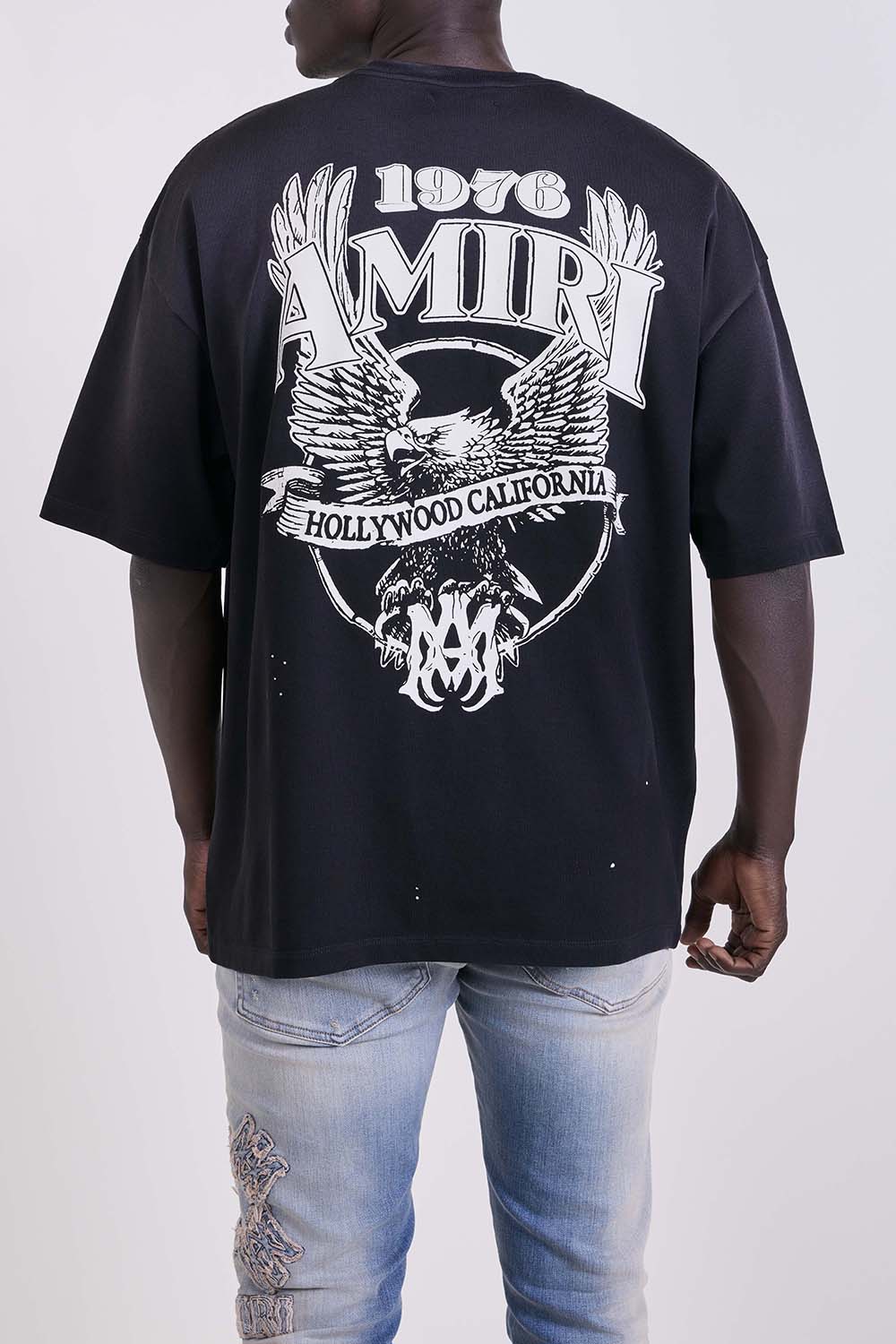 תמונת דוגמן אחורית של חולצת טי בגזרה משוחררת