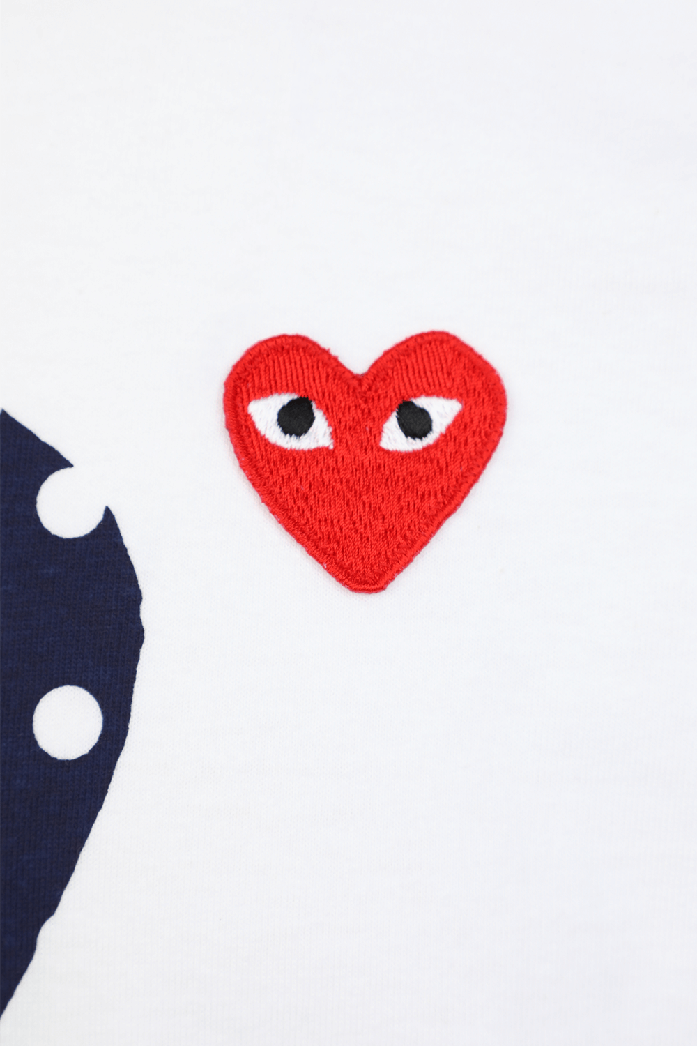 תמונה אחורית של חולצת טי עם הדפס לבבות מנוקד