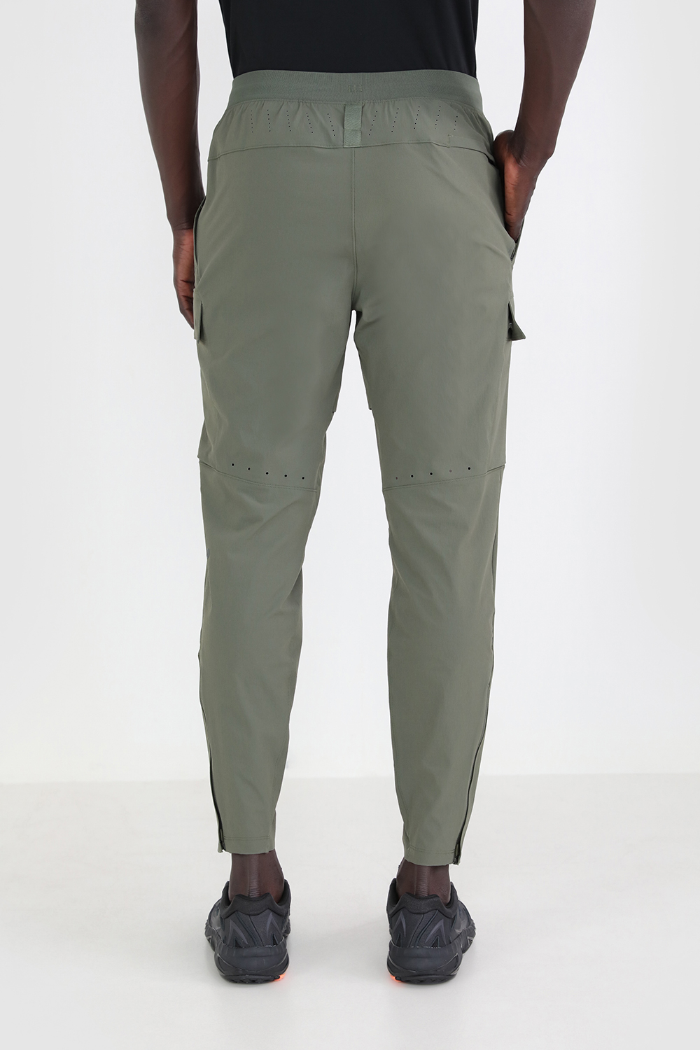 תמונת דוגמן אחורית של Cargo Training Pant