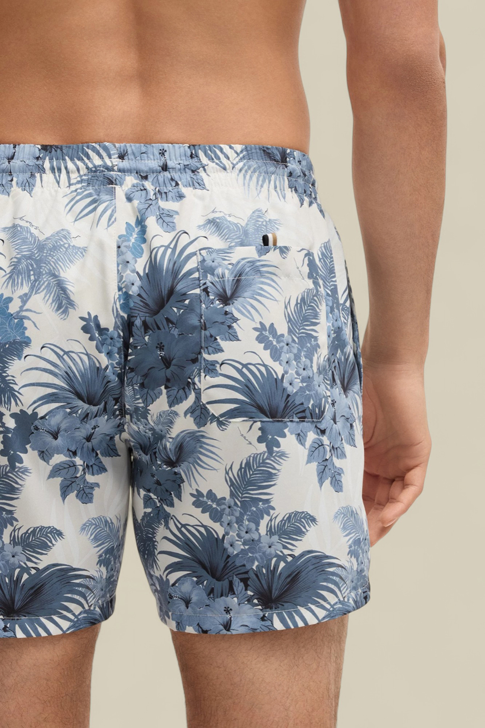 תמונת תקריב דוגמן של מכנסי שחייה