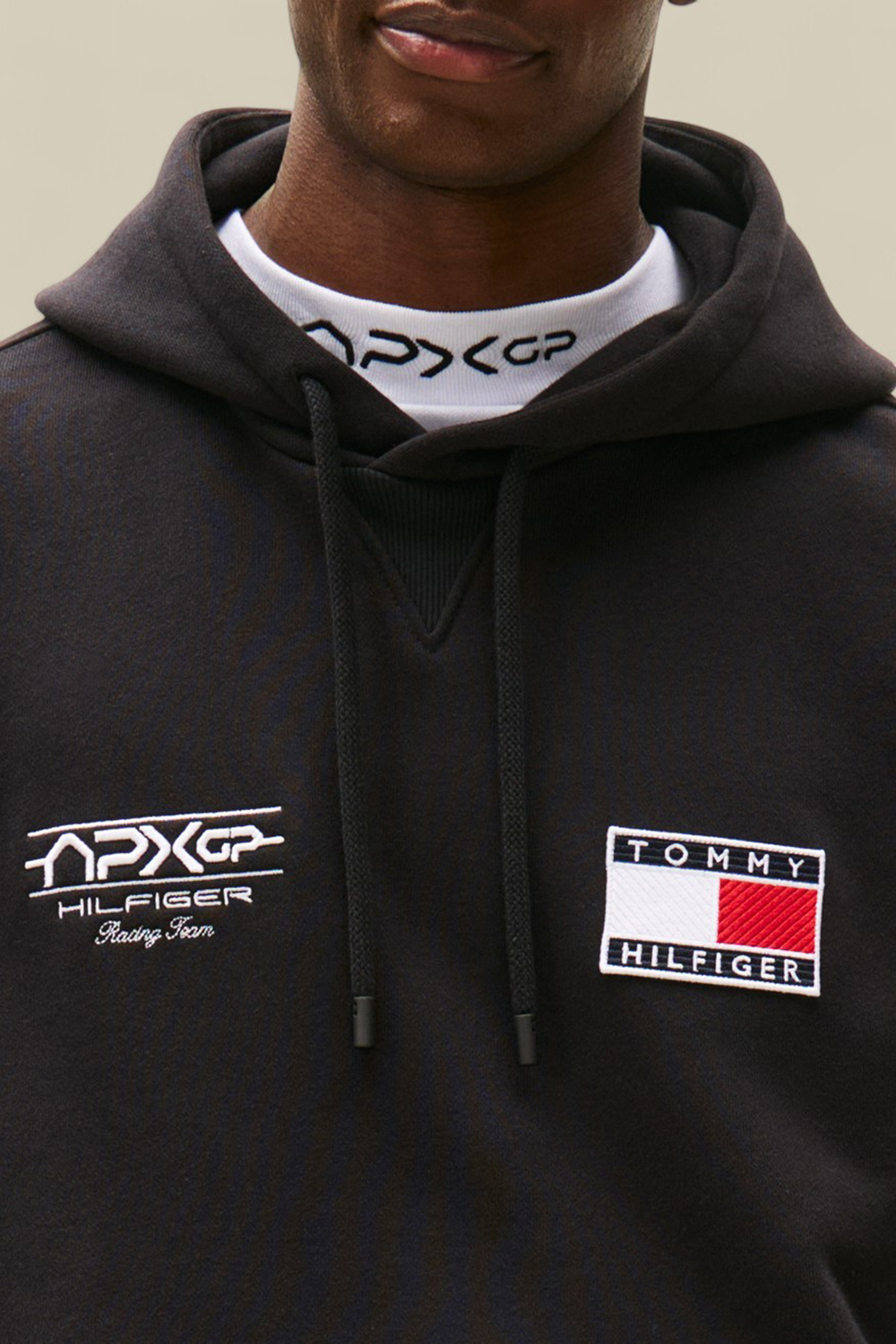 תמונת תקריב דוגמן של טומי הילפיגר X סרט פורמולה 1 סווטשירט