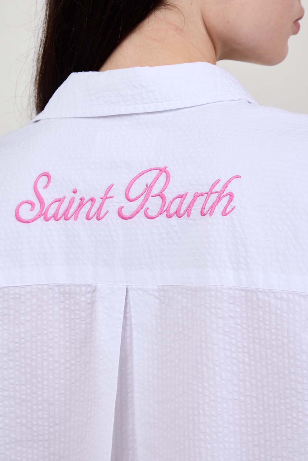 תמונת תקריב דוגמן של חולצה מכופתרת