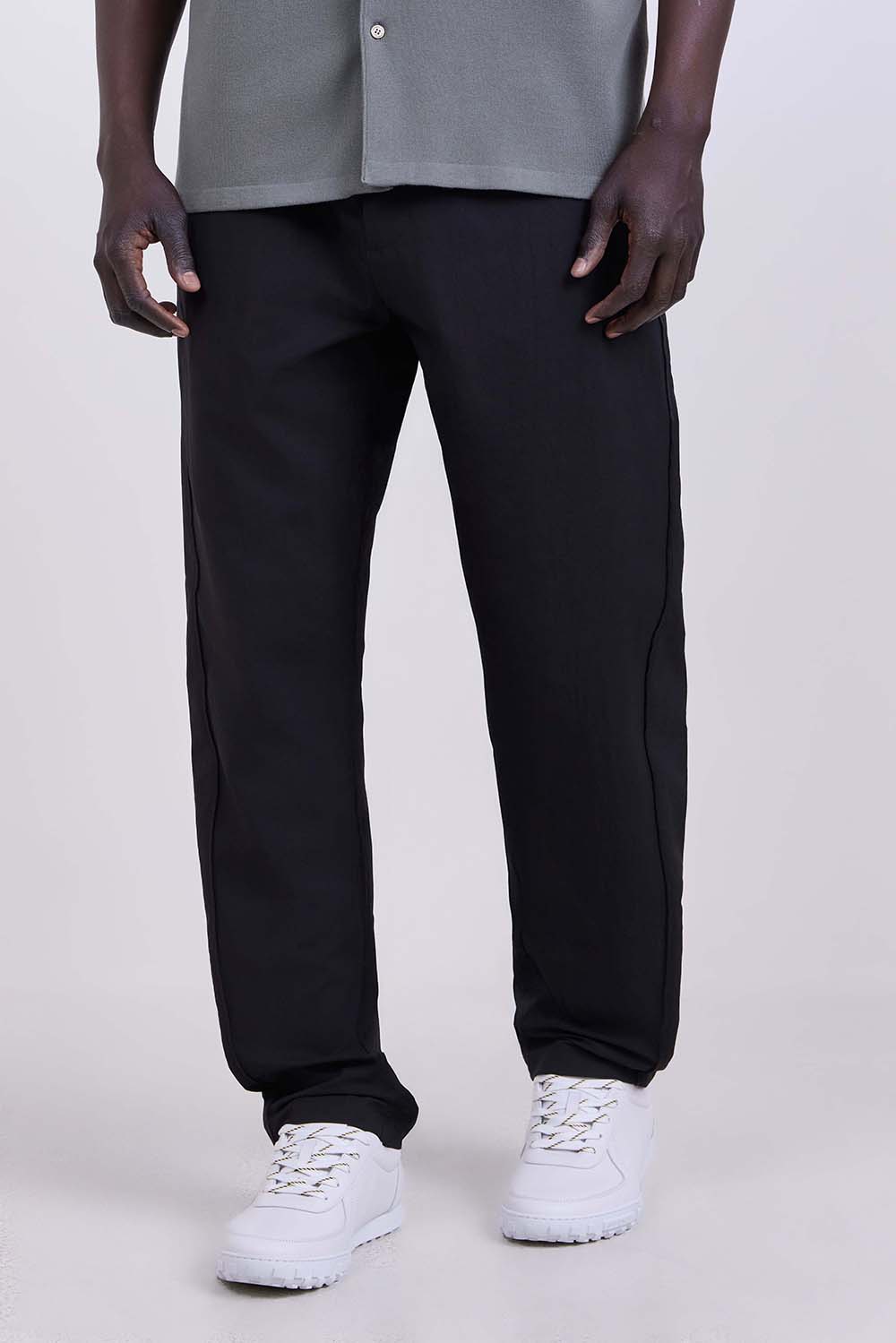 תמונת דוגמן קידמית של מכנסי ג'וגר בגזרת סלים