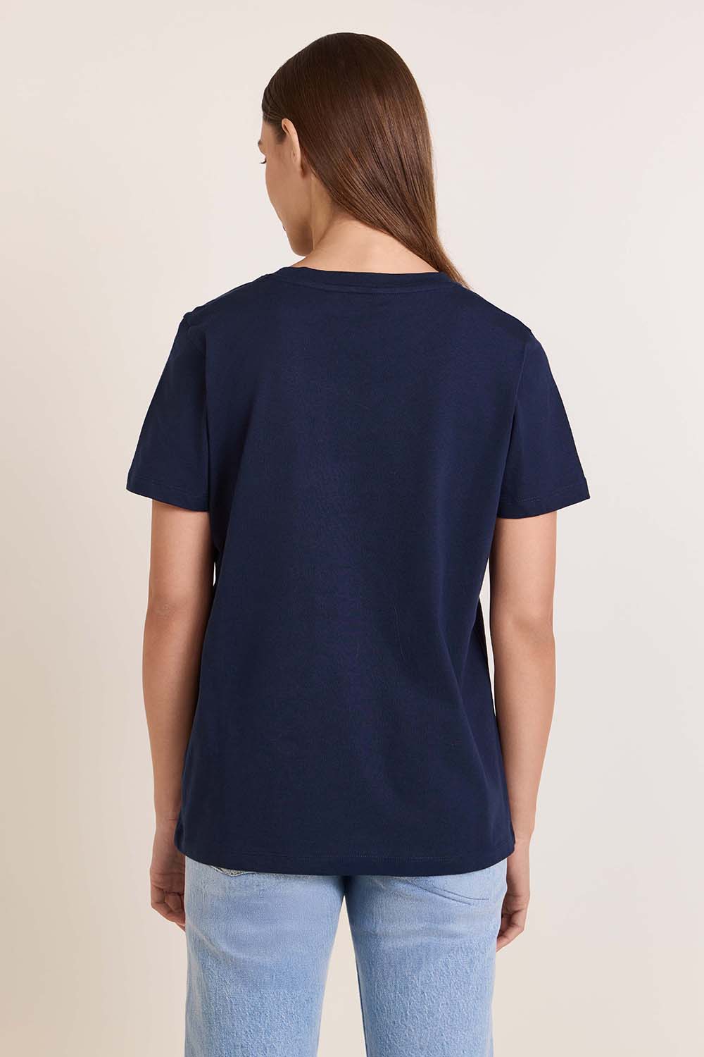 תמונת דוגמן אחורית של חולצת טי