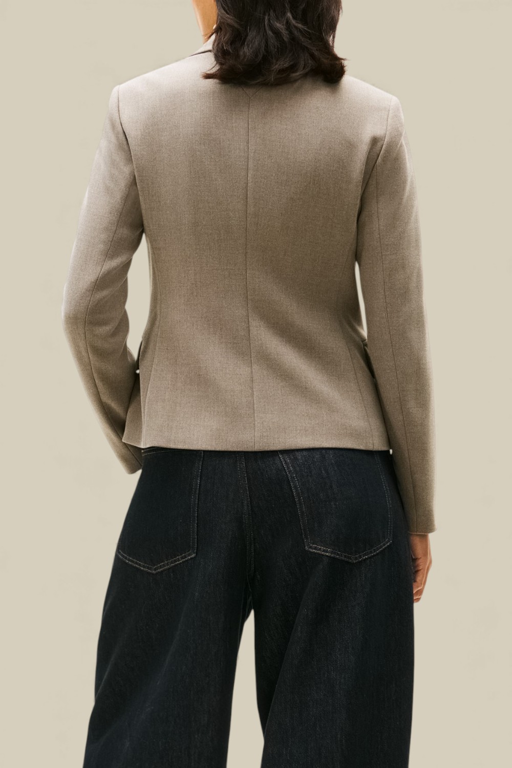 תמונת דוגמן אחורית של בלייזר מחוייט