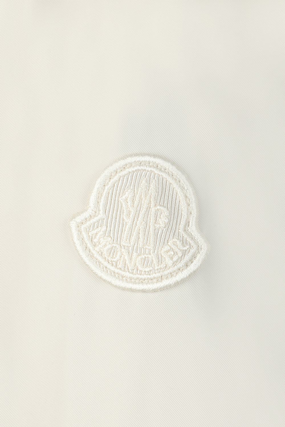 תמונה אחורית של מעיל טרנץ' לבן