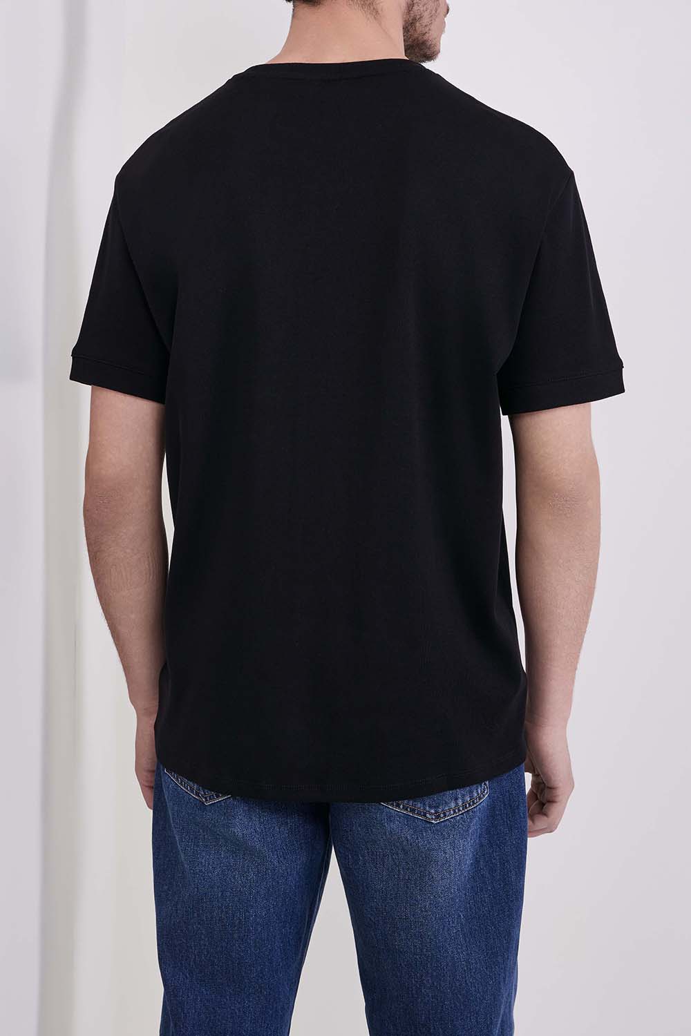 תמונת דוגמן אחורית של חולצת טי