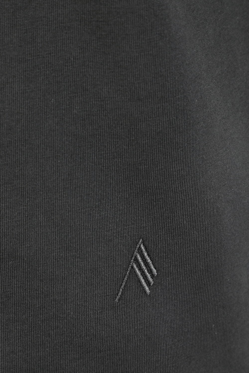 חולצת טי בלה שחורה עם כתפיים מרופדות THE ATTICO