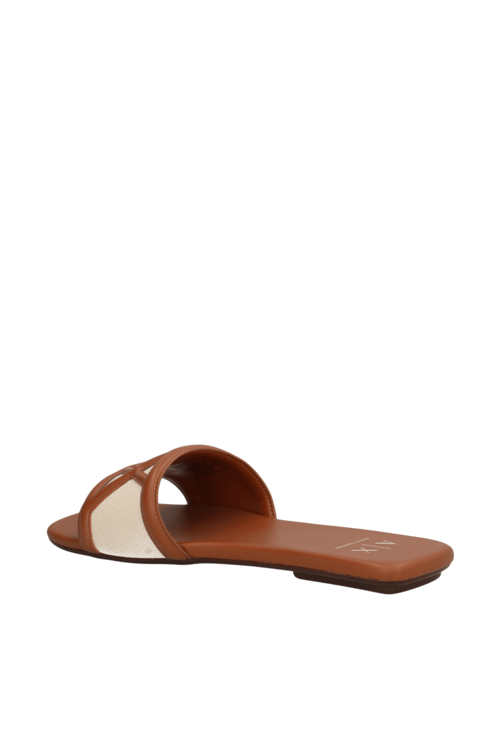 תמונה אחורית של סנדלים שטוחים