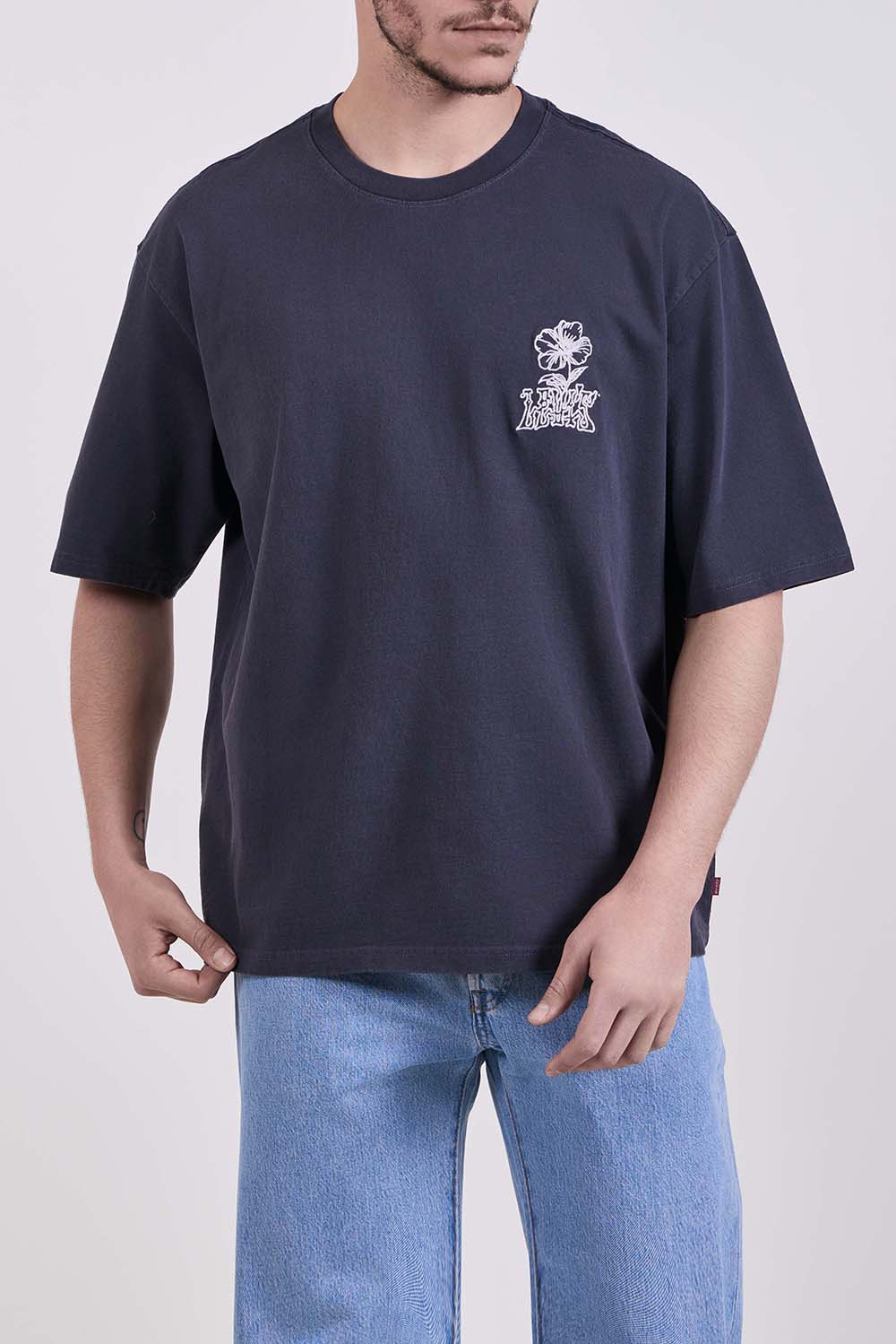 תמונת דוגמן קידמית של חולצת טי בגזרה משוחררת