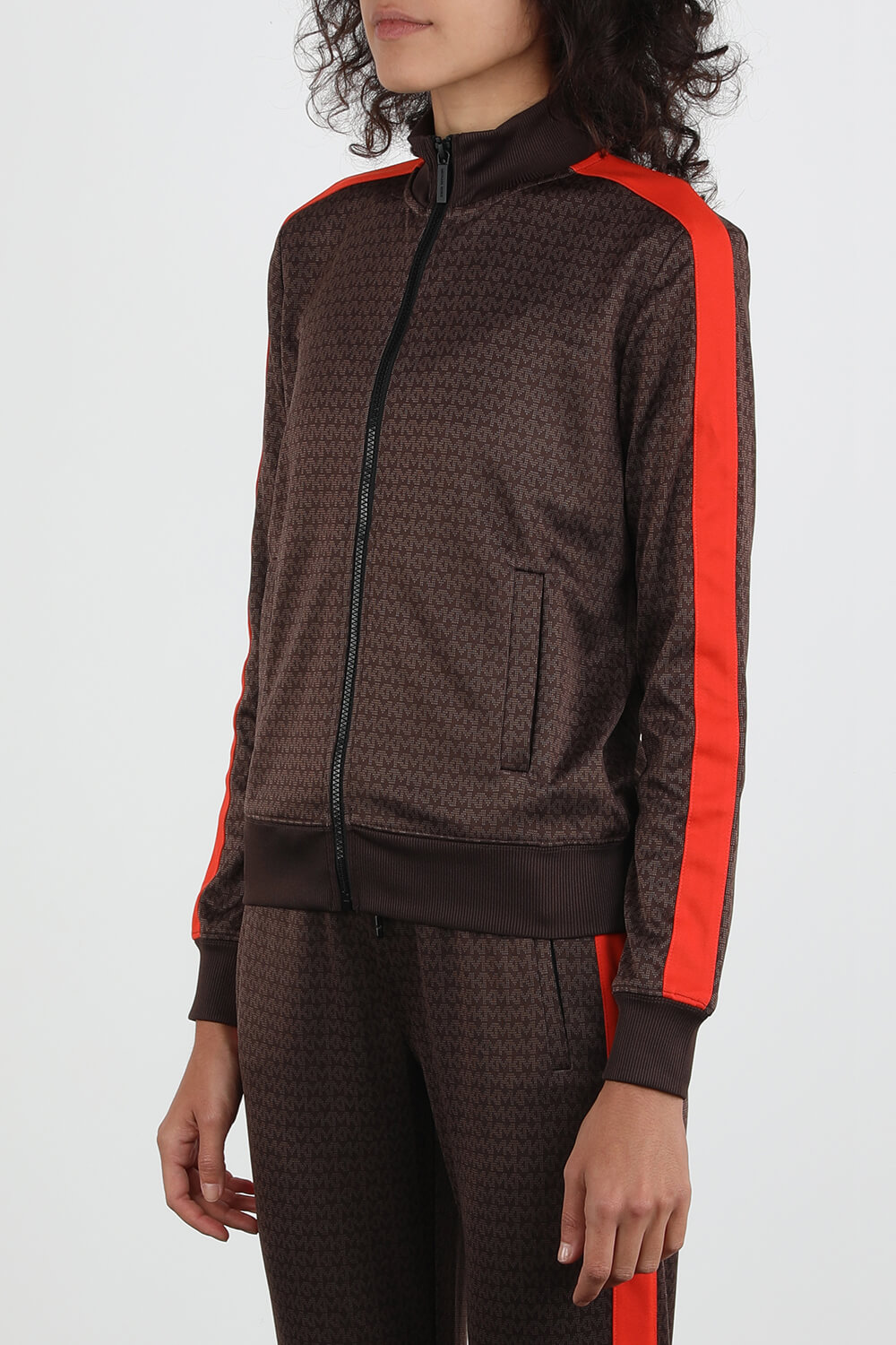 תמונת דוגמן קידמית של ז'קט טרנינג מונוגרמי ארוכים בגוון חום