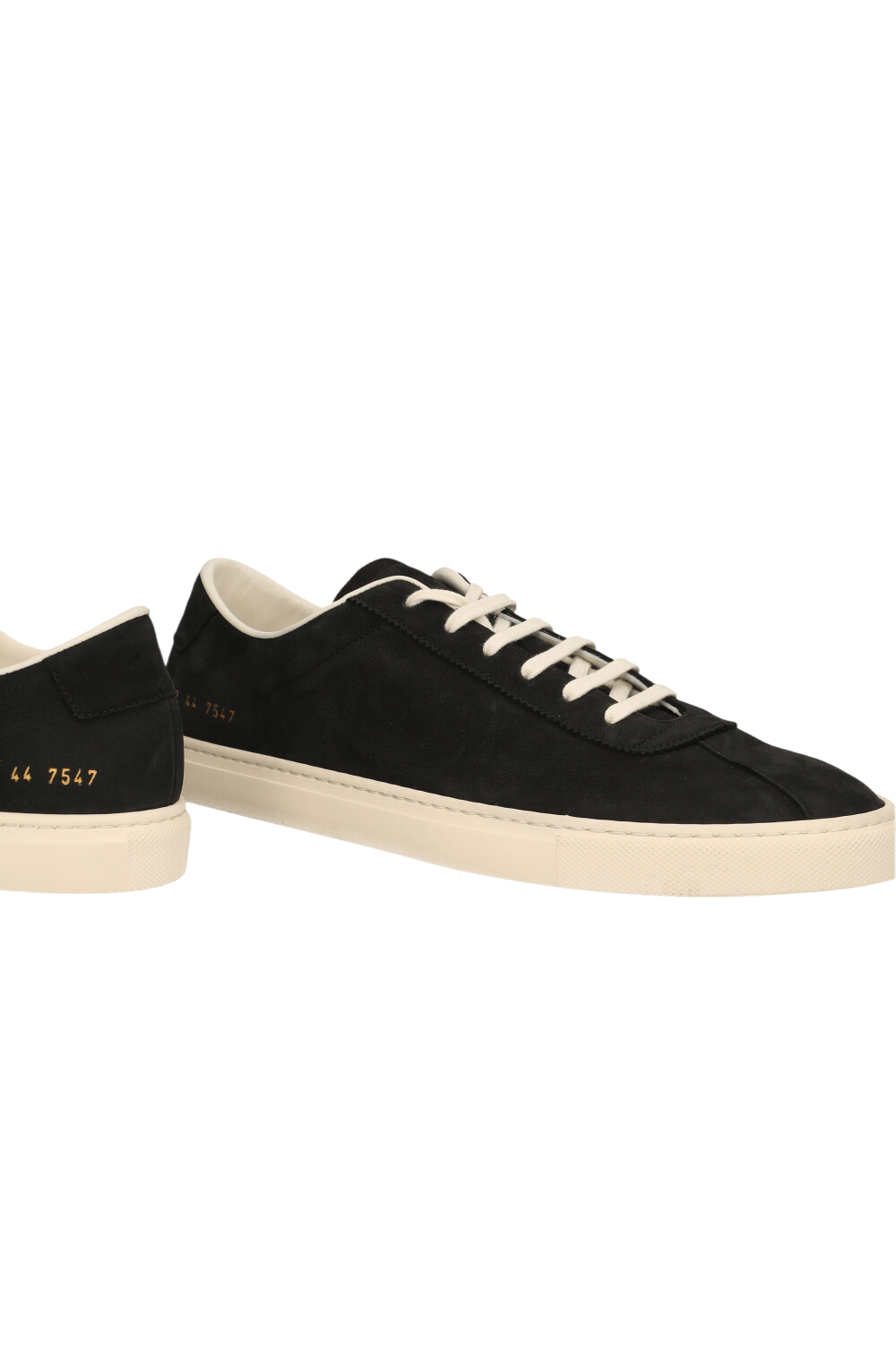 תמונת תקריב של נעלי סניקרס עור