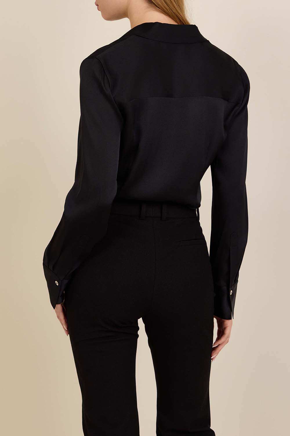 תמונת דוגמן אחורית של חולצה מכופתרת