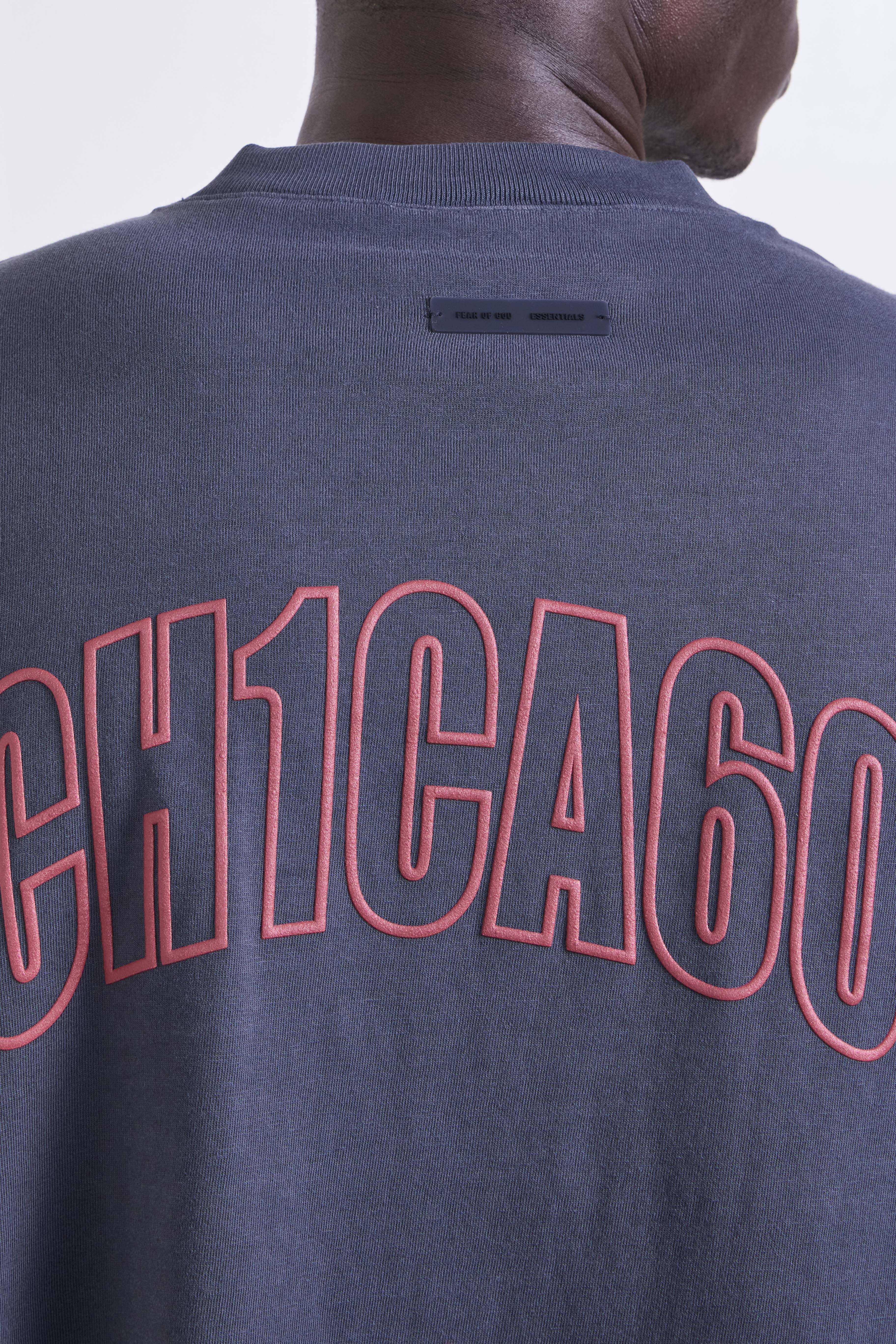 תמונת תקריב דוגמן של חולצת טי אוברסייז