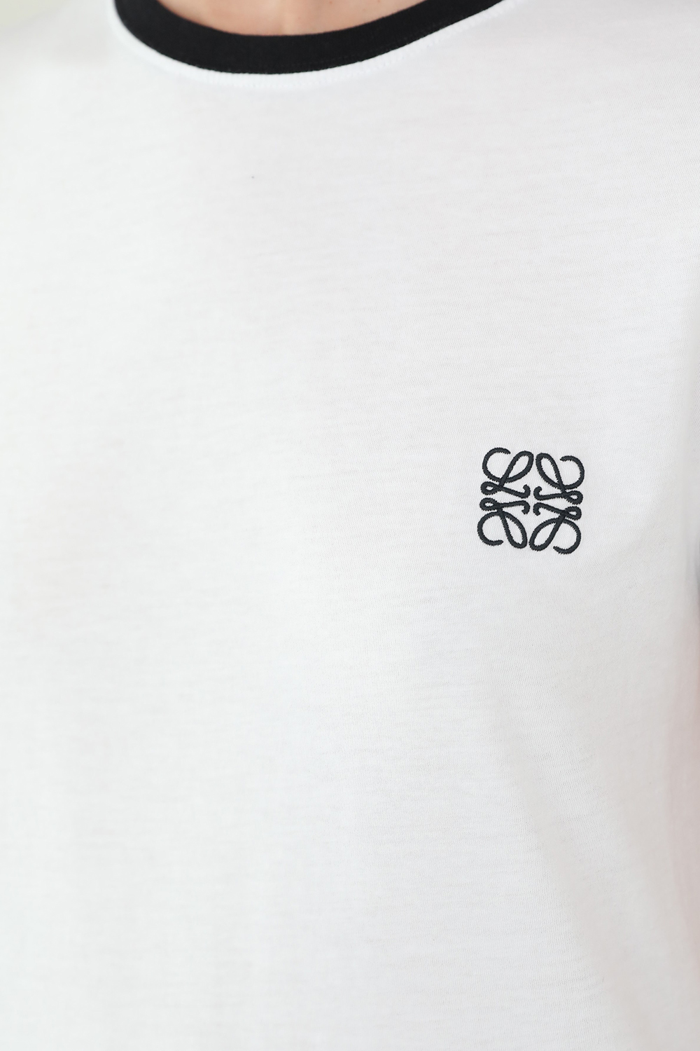 תמונת תקריב דוגמן של חולצת טי