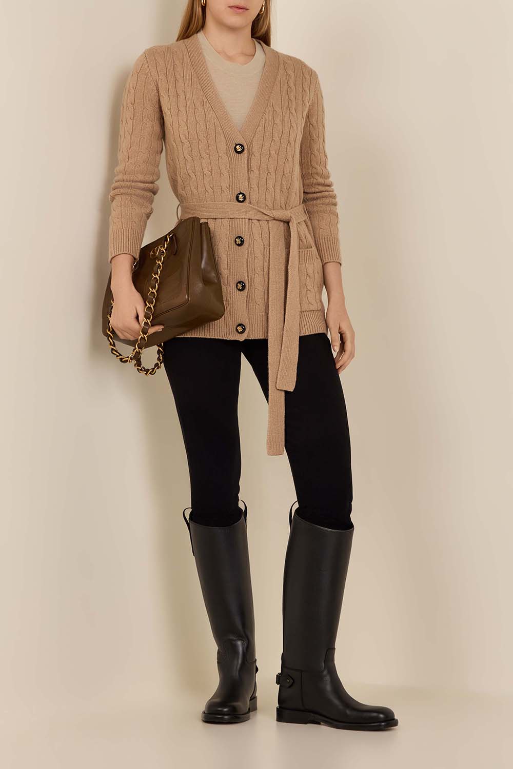 תמונת דוגמן קידמית של מגפי ברך