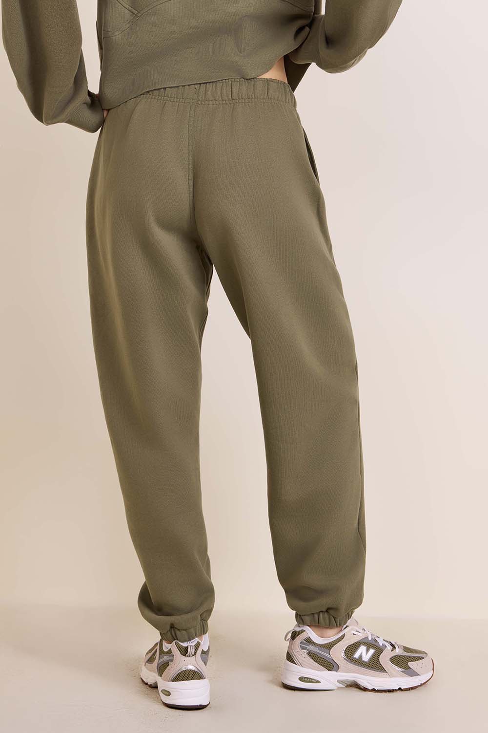 תמונת דוגמן אחורית של Scuba Mid-Rise Oversized Jogger Regular