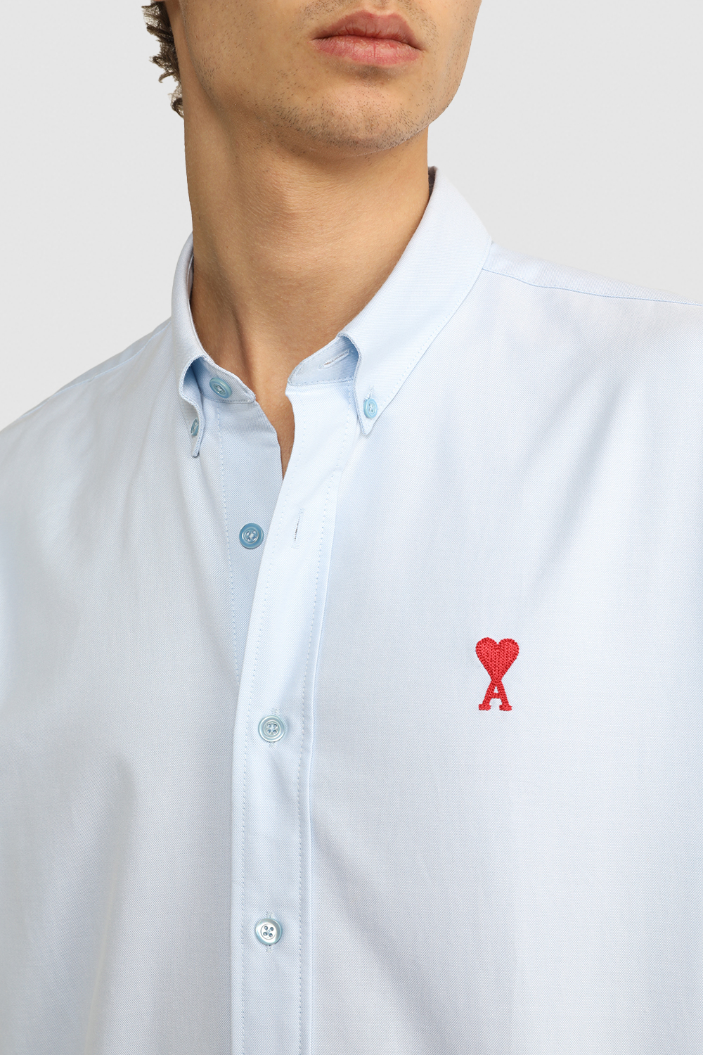 תמונת תקריב דוגמן של חולצת כפתורים ארוכה