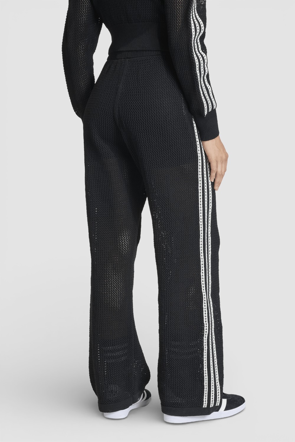 תמונת דוגמן אחורית של מכנסי ג'וגר