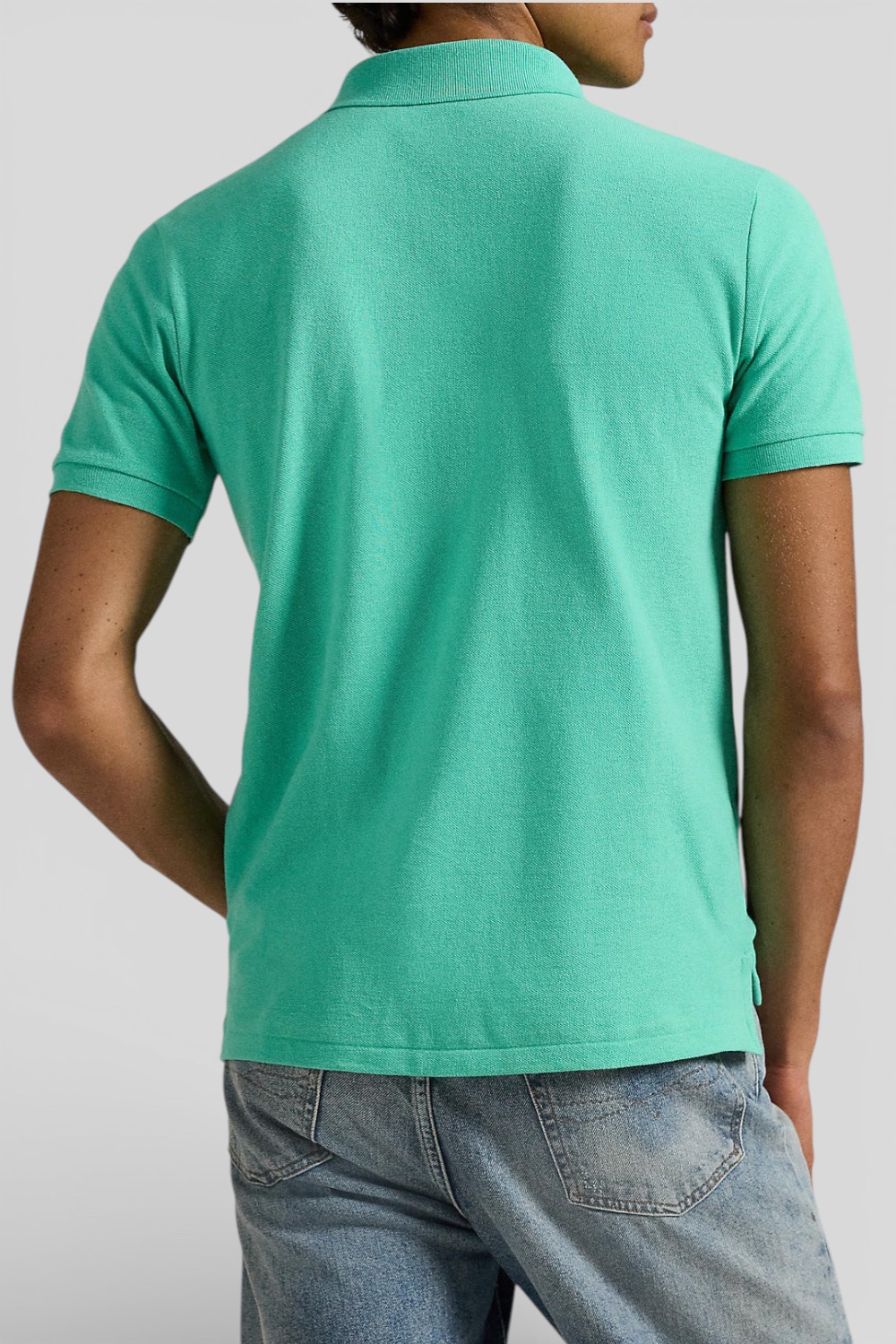 תמונת דוגמן אחורית של חולצת פולו