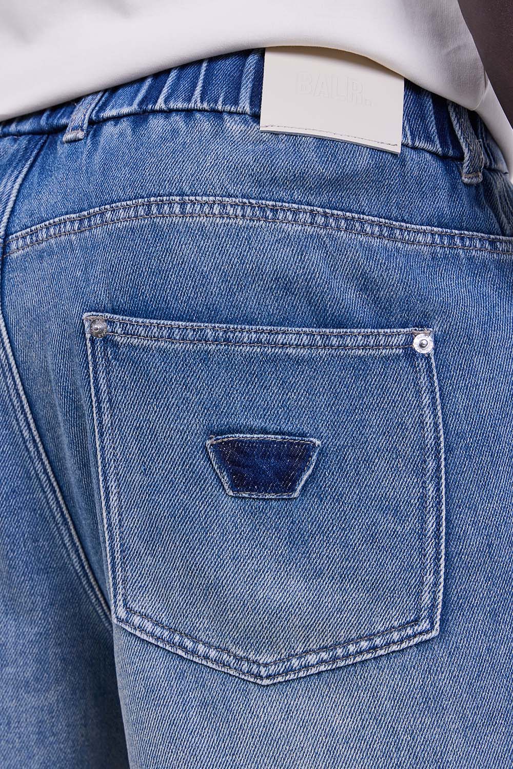 תמונת תקריב דוגמן של מכנסי ג'ינס ברמודה