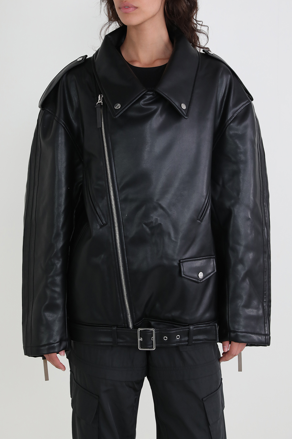 תמונת דוגמן קידמית של אייבי X אדידס ז'קט מוטו