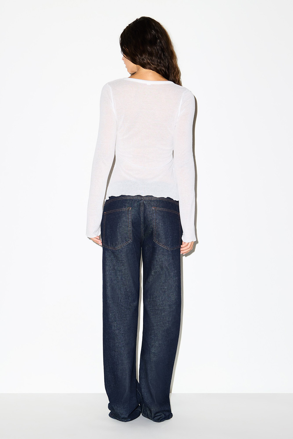 תמונת דוגמן אחורית של SHEER RIB LONG SLEEVE WIDE CREW