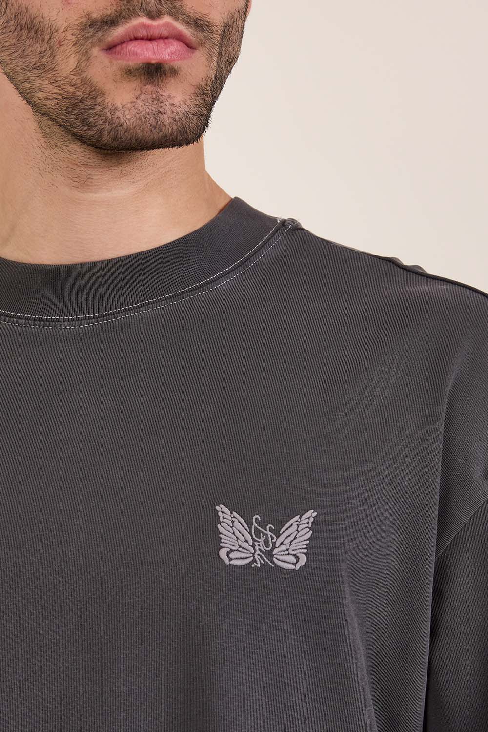 תמונת תקריב דוגמן של חולצת טי ארוכה אוברסייז