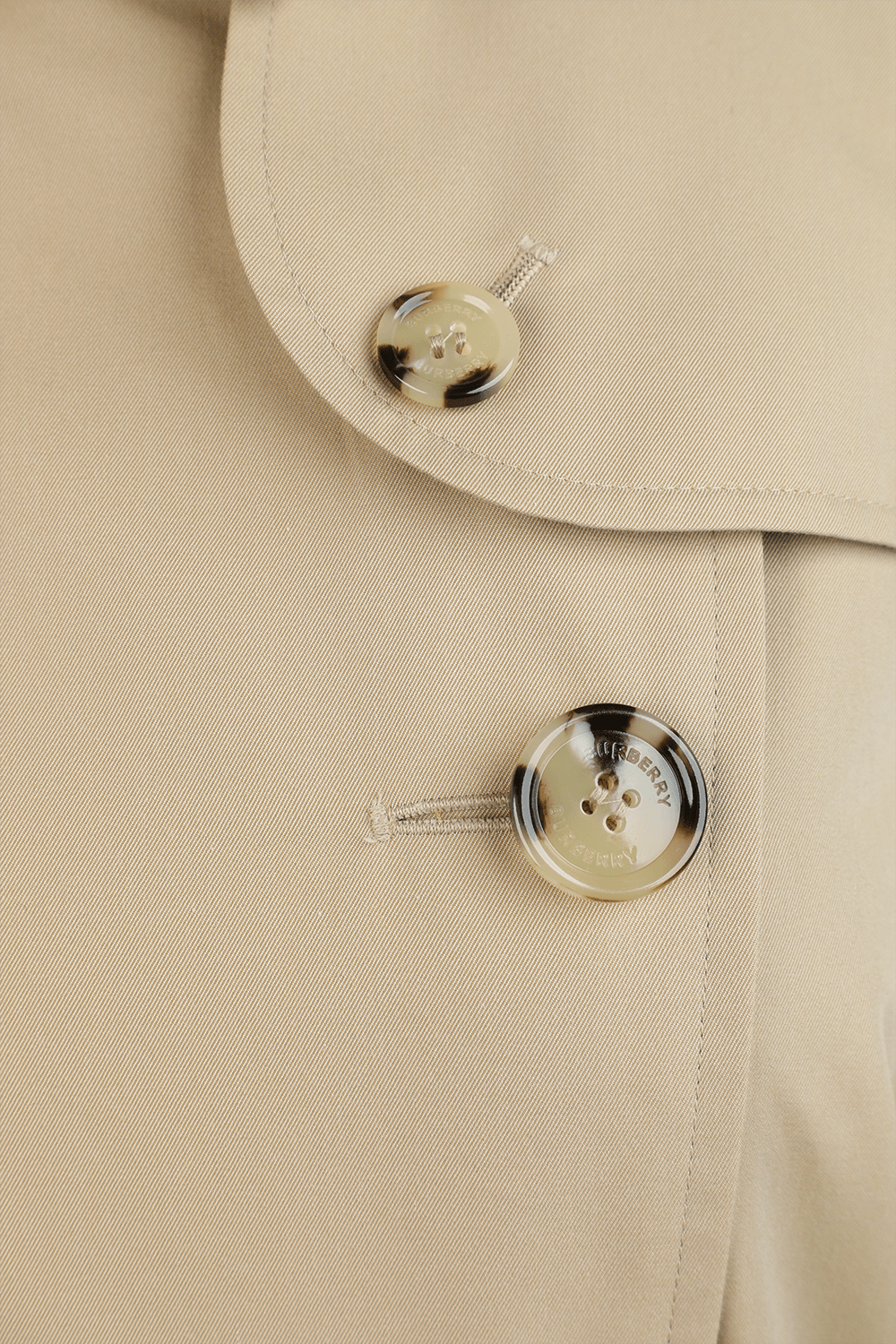 תמונת תקריב של מעיל טרנץ' קנסינגטון בגוון בז׳ עם בטנה משובצת