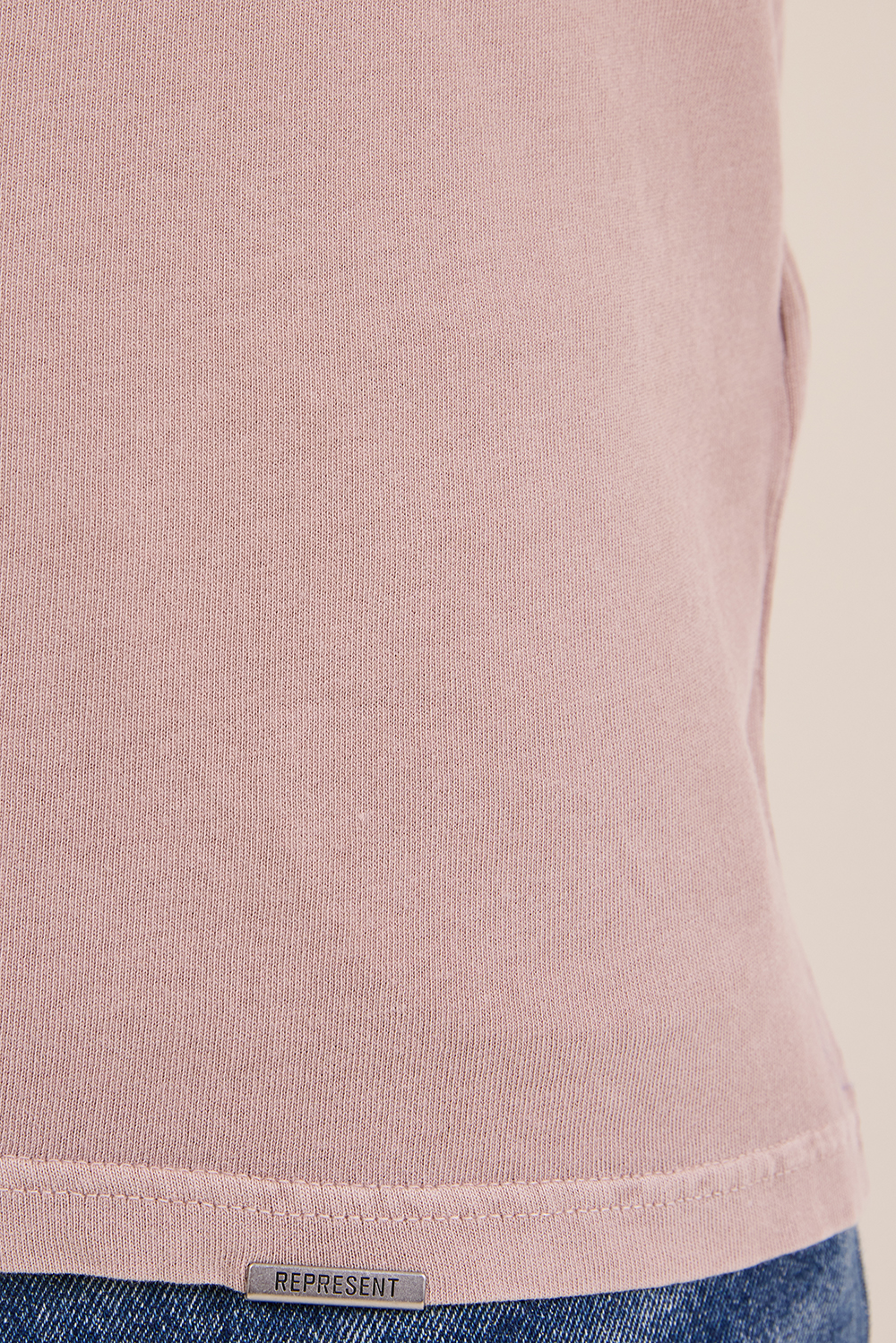 תמונת דוגמן אחורית של חולצת טי